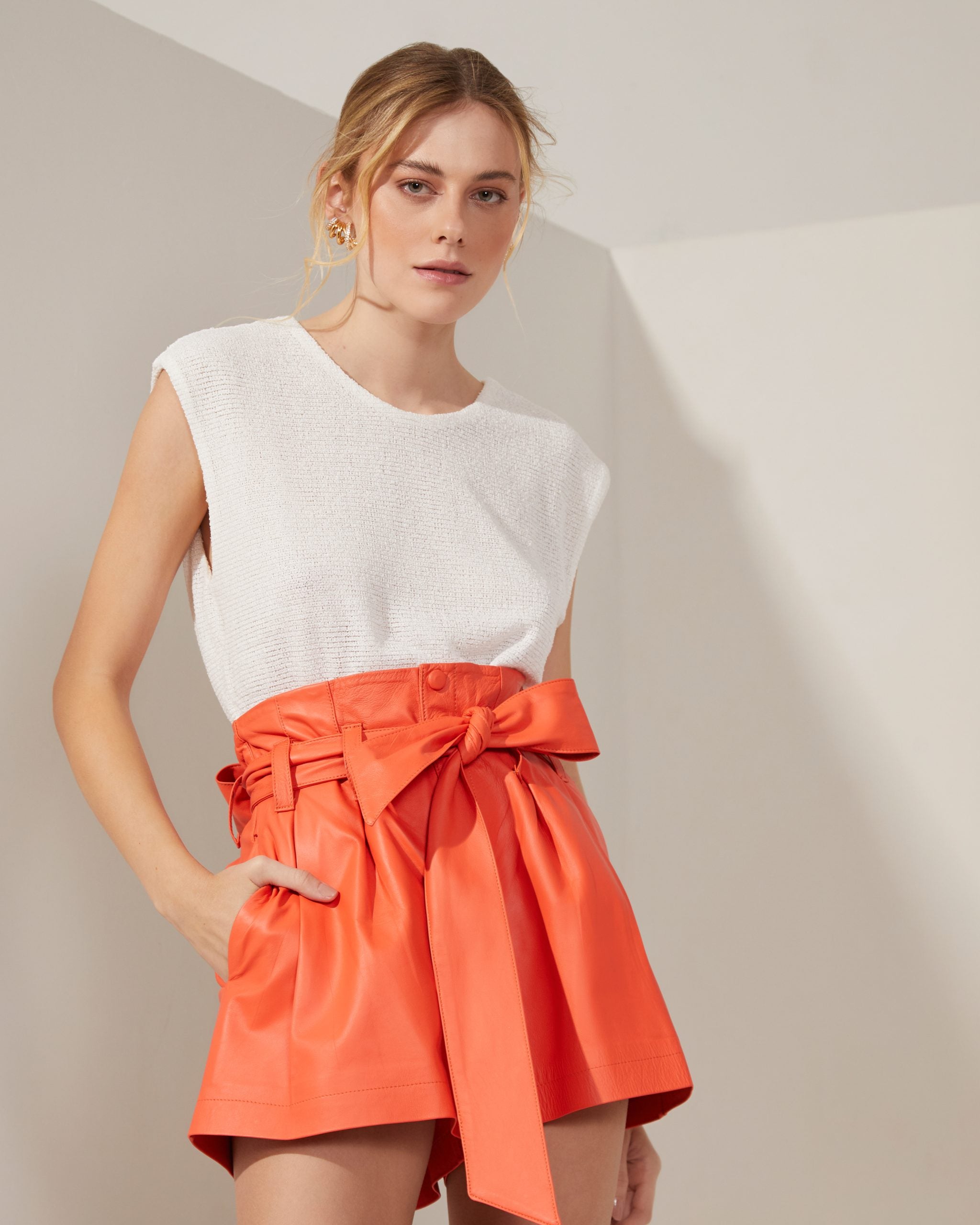 Short Pamela Couro Coral ammis moda