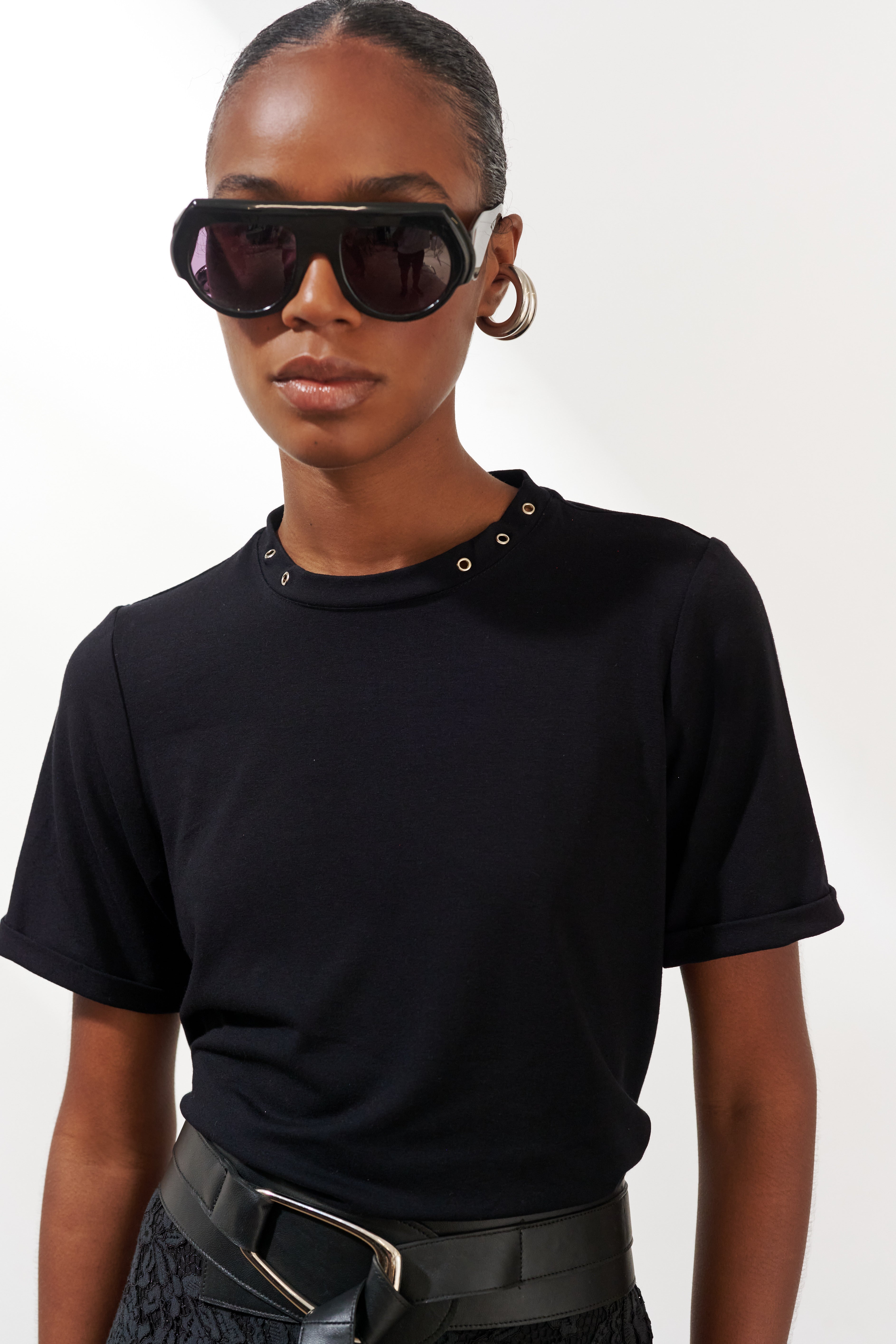 BLUSA MARBELLA COM ILHOS PRETO AMMIS MODA