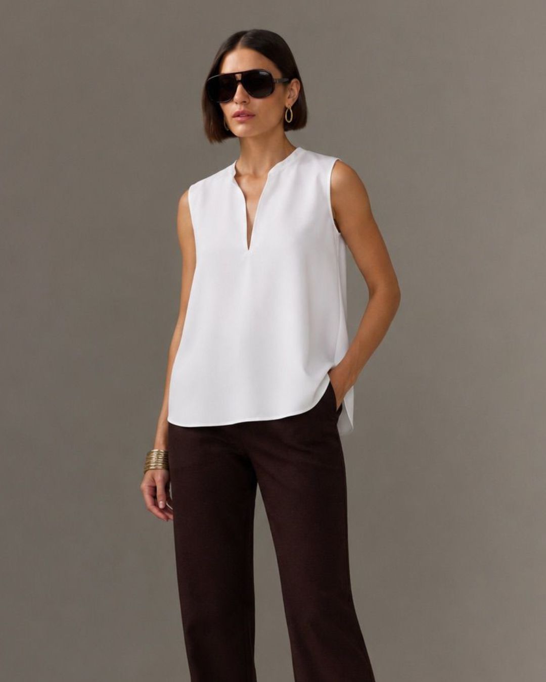 Blusa branca branca sem mangas com decote em V AMMIS