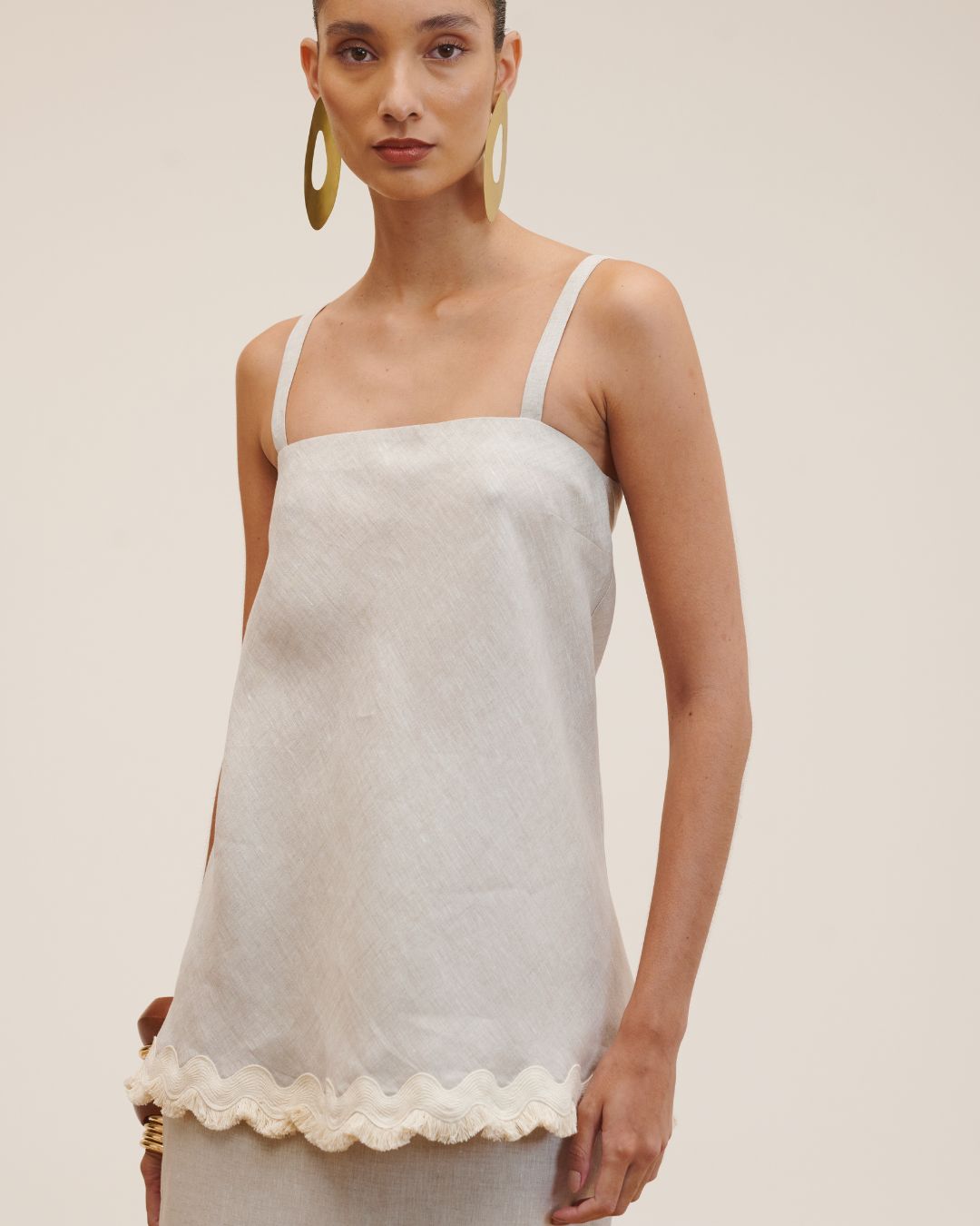 Blusa feminina de alças largas com decote reto e detalhe em fibra natural AMMIS
