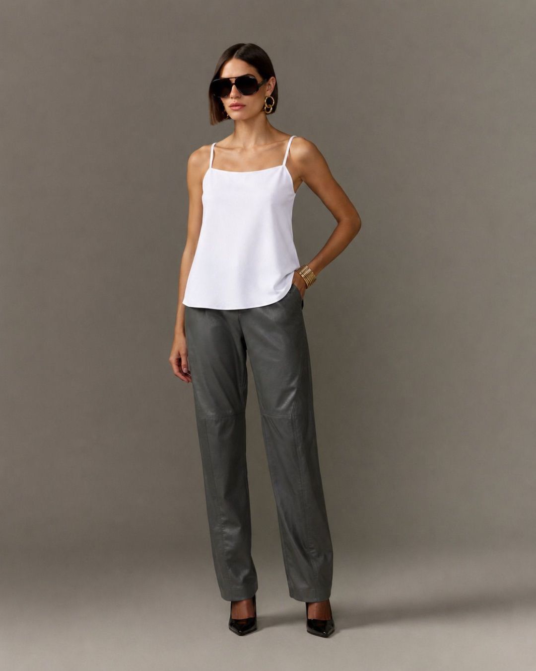 Blusa feminina preta de alças com decote reto AMMIS