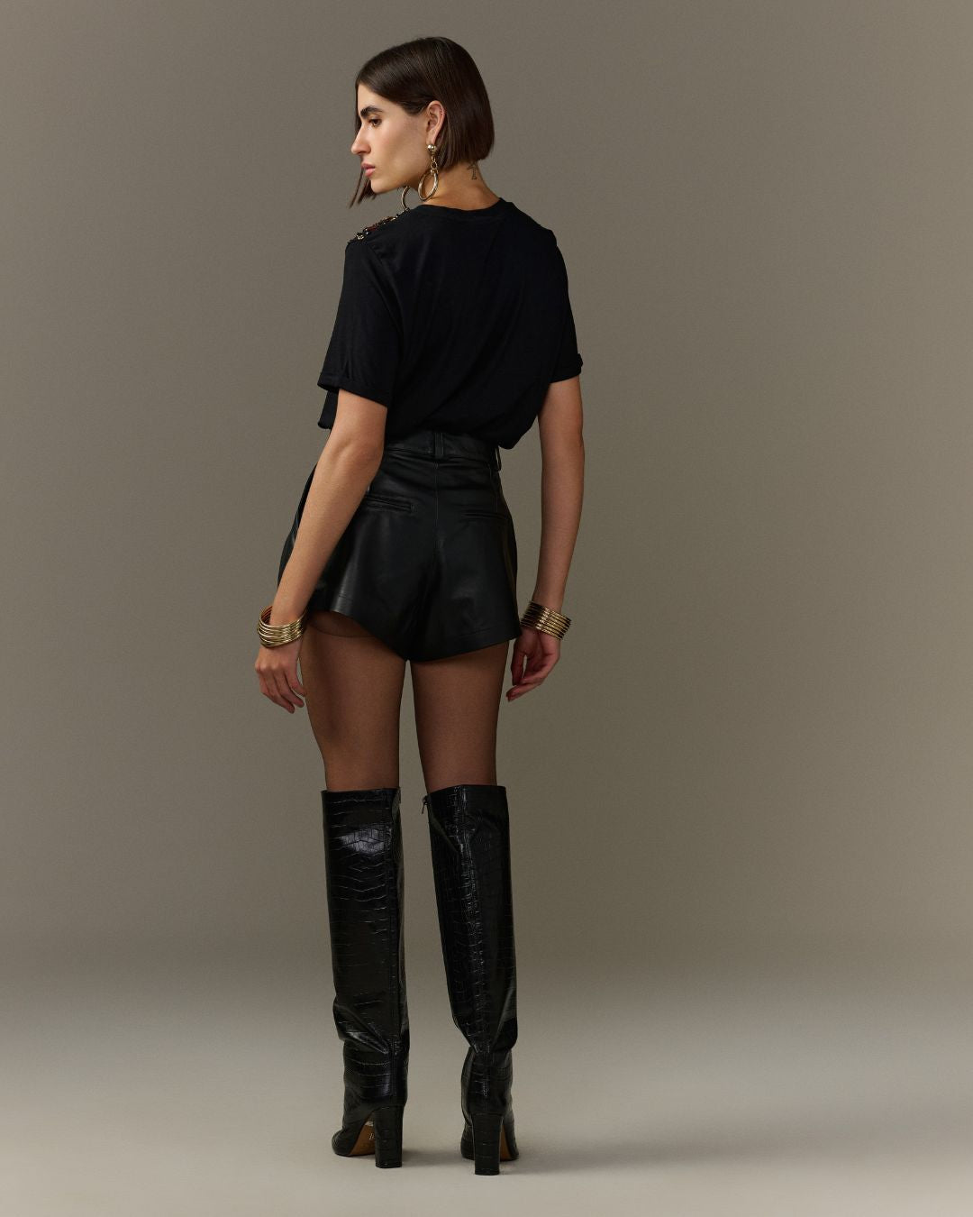 Blusa feminina preta com bordado de pedrarias e metais no decote AMMIS