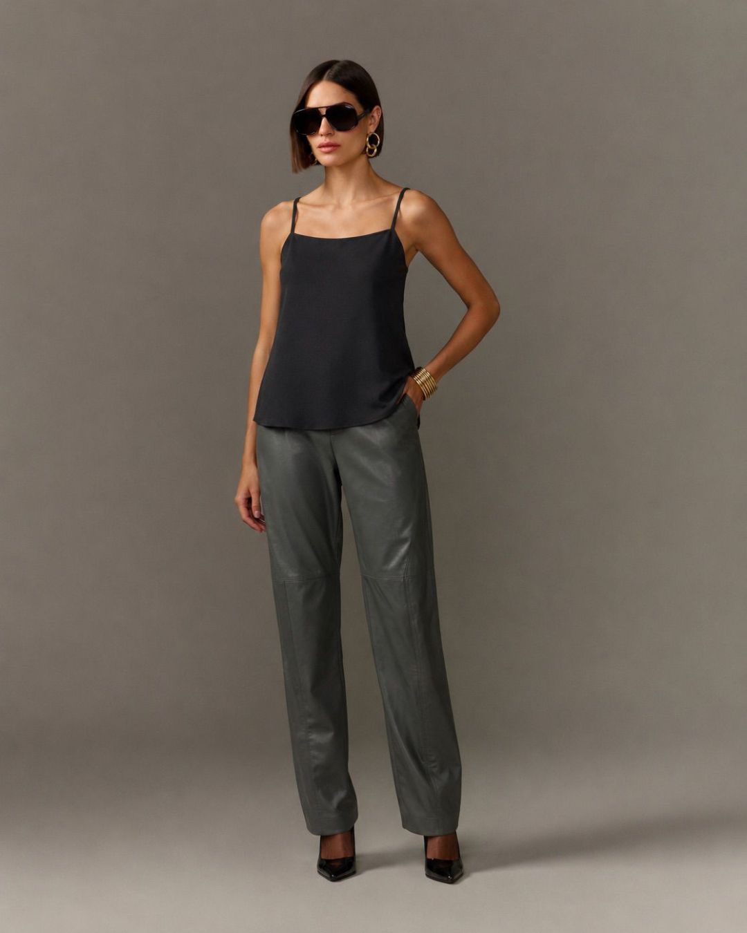 Blusa feminina preta de alças com decote reto AMMIS