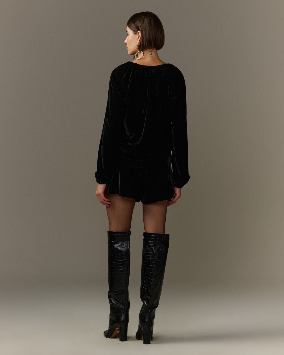 Blusa feminina preta de veludo com mangas longas e decote ajustável AMMIS