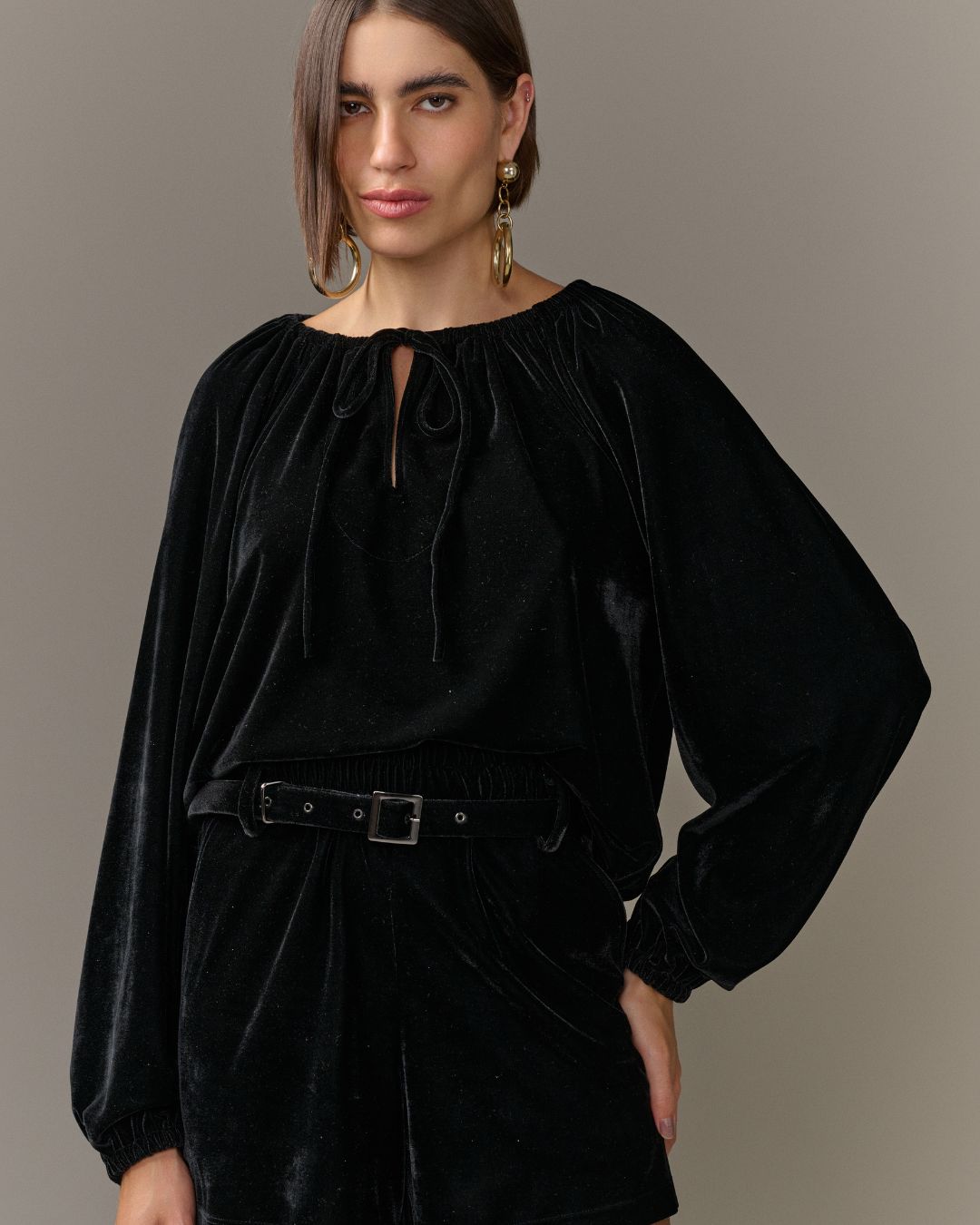 Blusa feminina preta de veludo com mangas longas e decote ajustável AMMIS