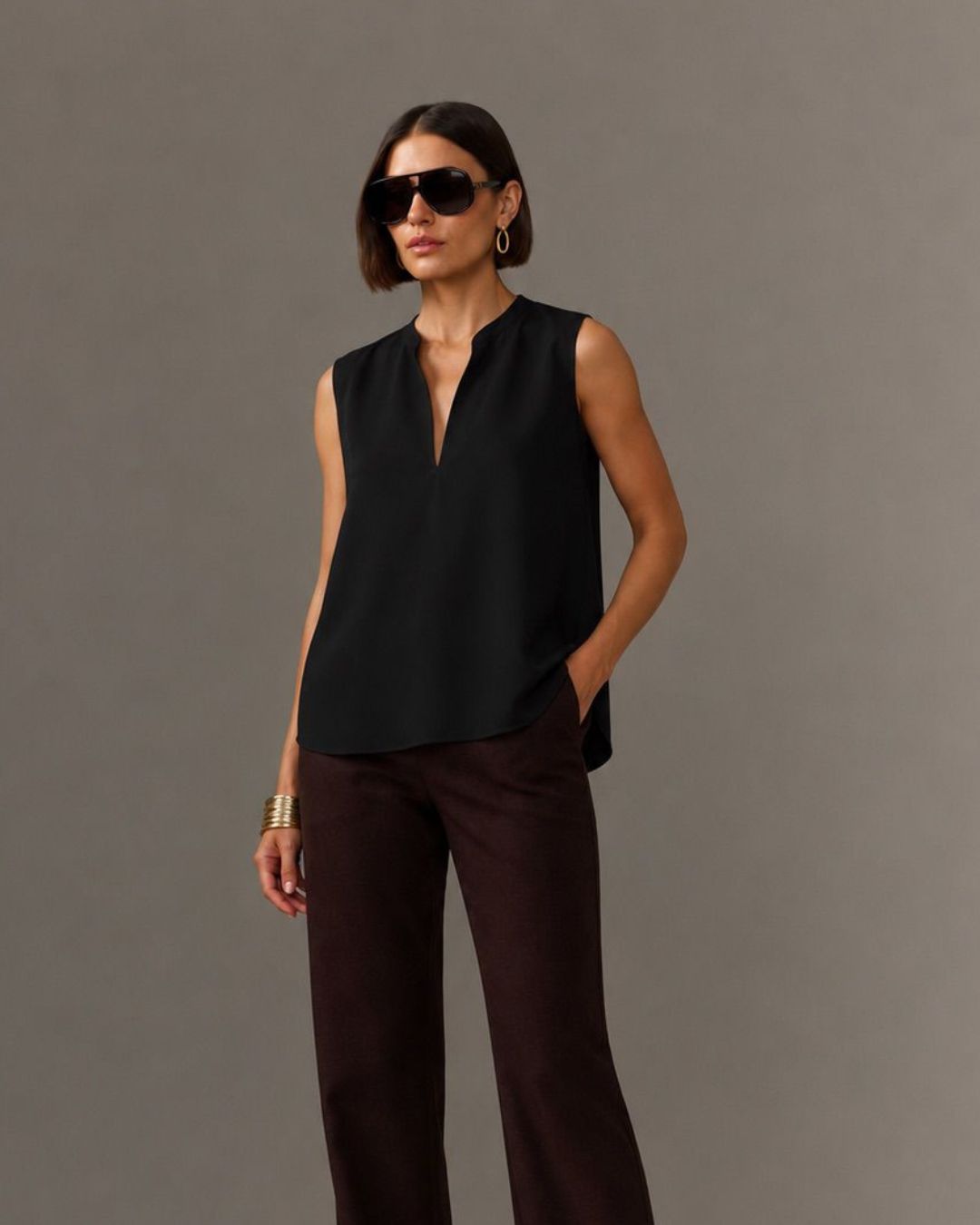 Blusa preta branca sem mangas com decote em V AMMIS