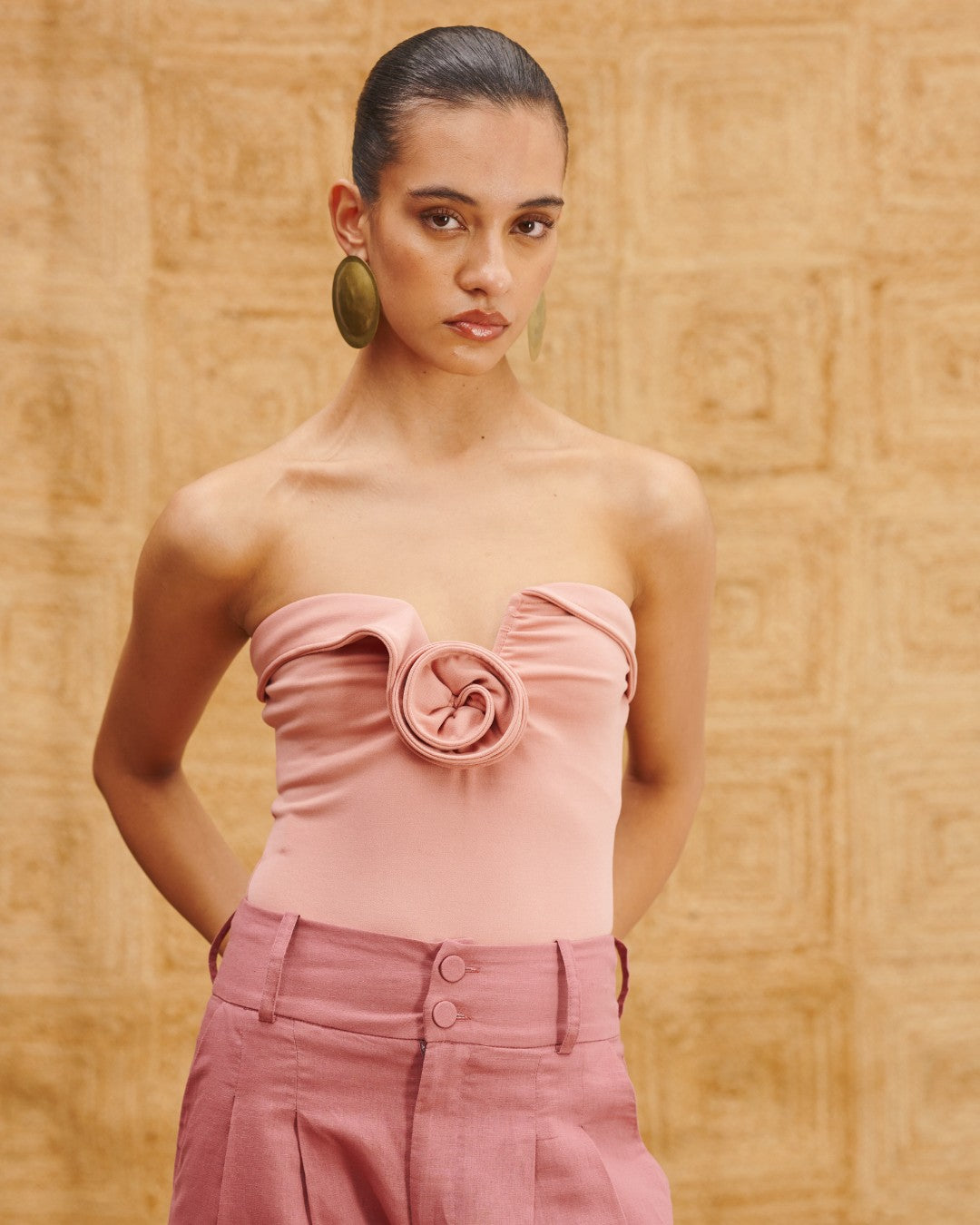 Body feminino tomara que caia com aplicação floral em relevo AMMIS