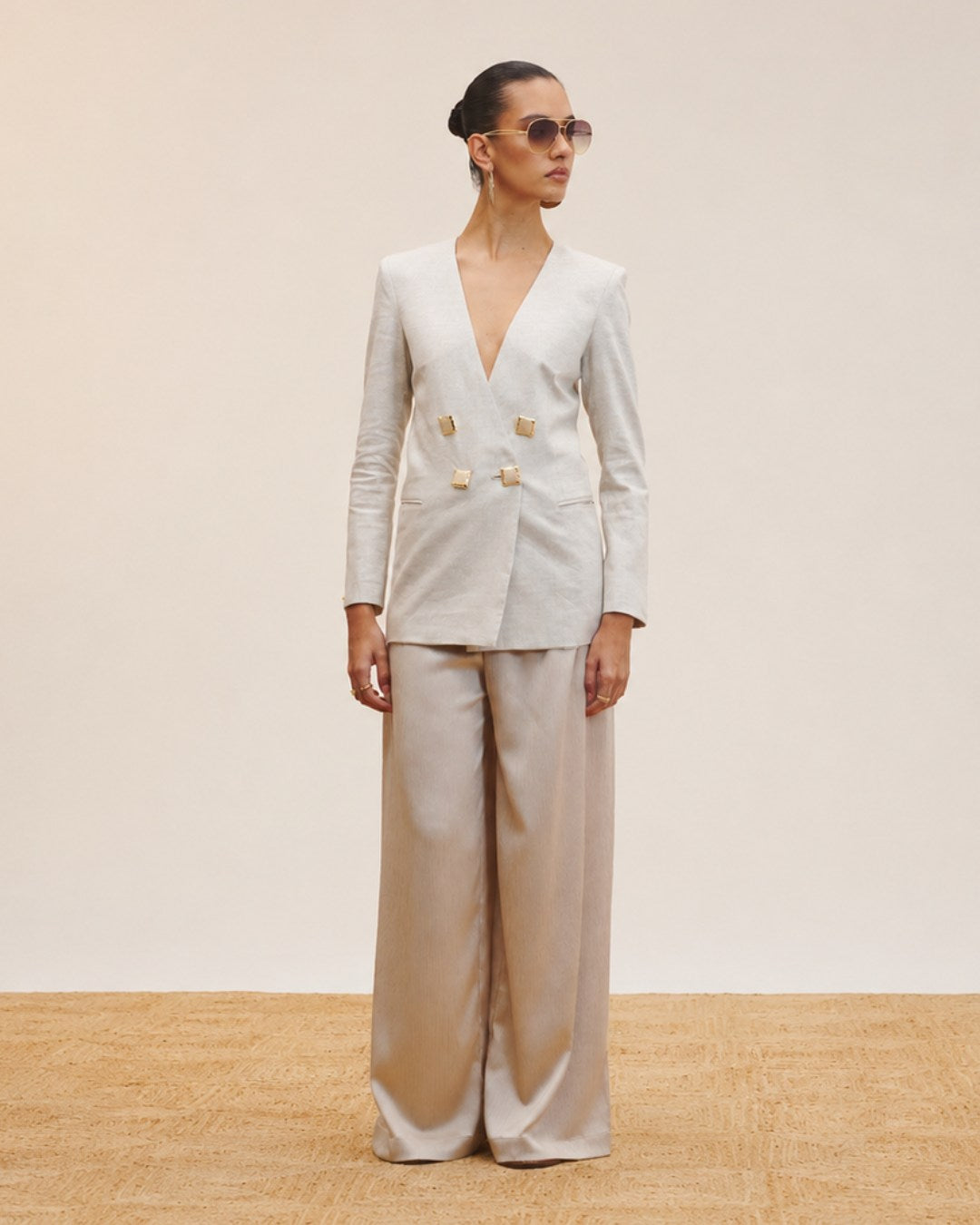 Calça pantalona feminina em cetim plissê com pernas amplas AMMIS