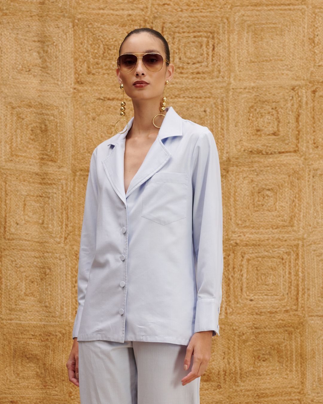 Camisa feminina azul clara de alfaiataria com gola de lapela AMMIS
