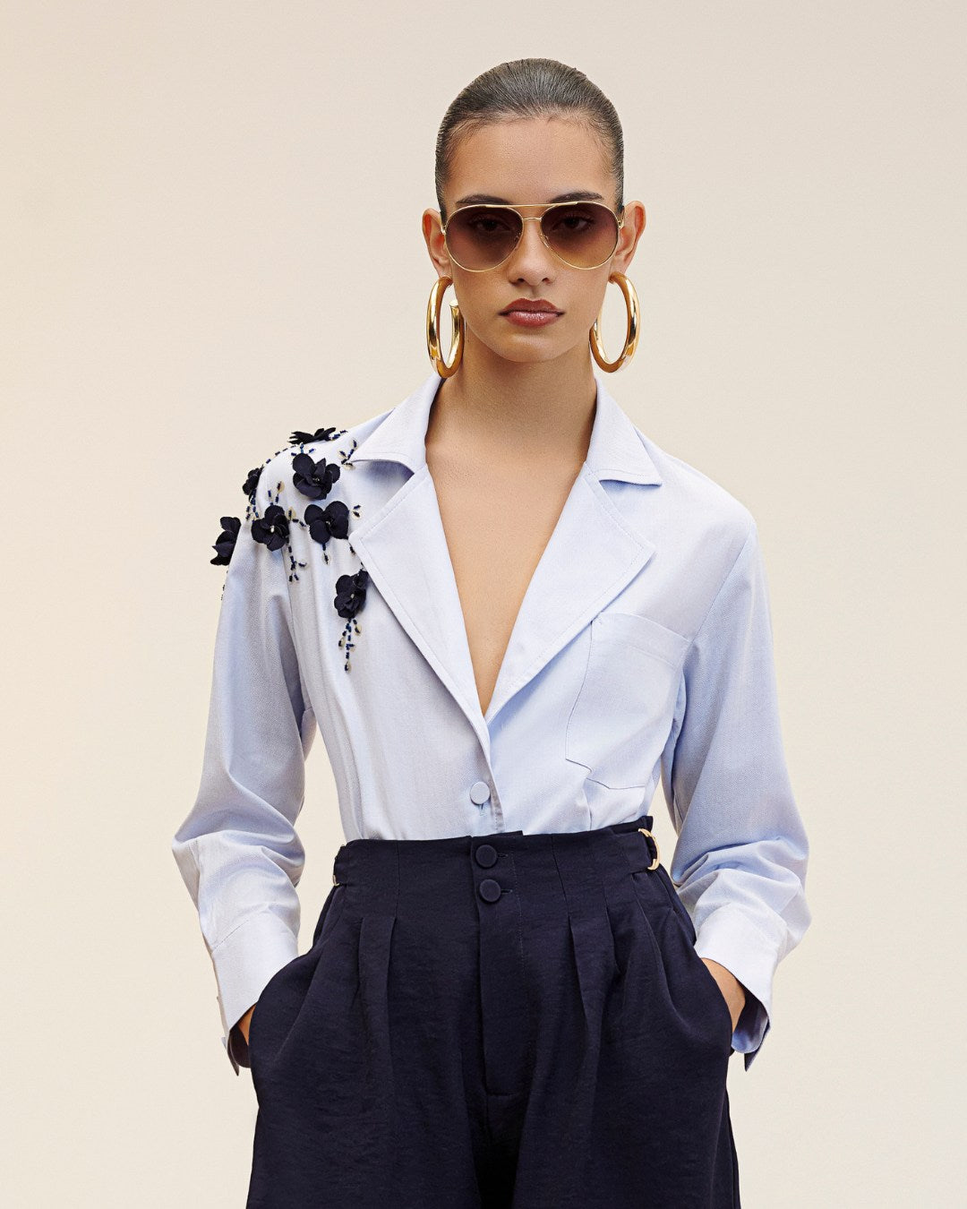 Camisa feminina de tricoline azul claro com bordado floral feito à mão no ombro AMMIS