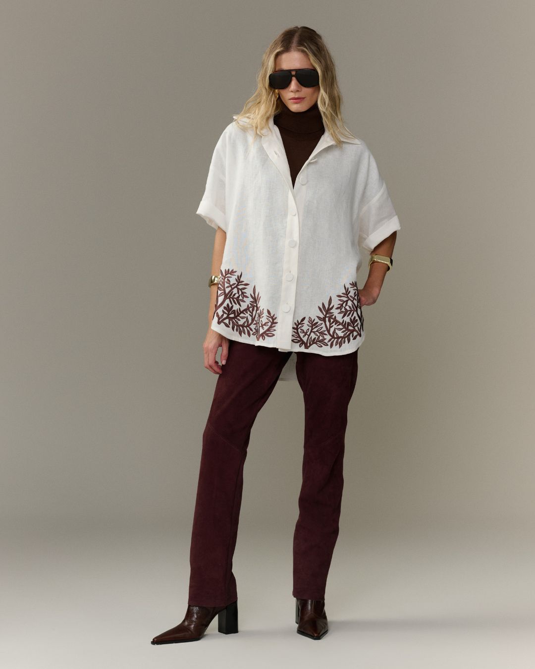 Camisa oversized branca com bordado de folhagens marrom na barra AMMIS