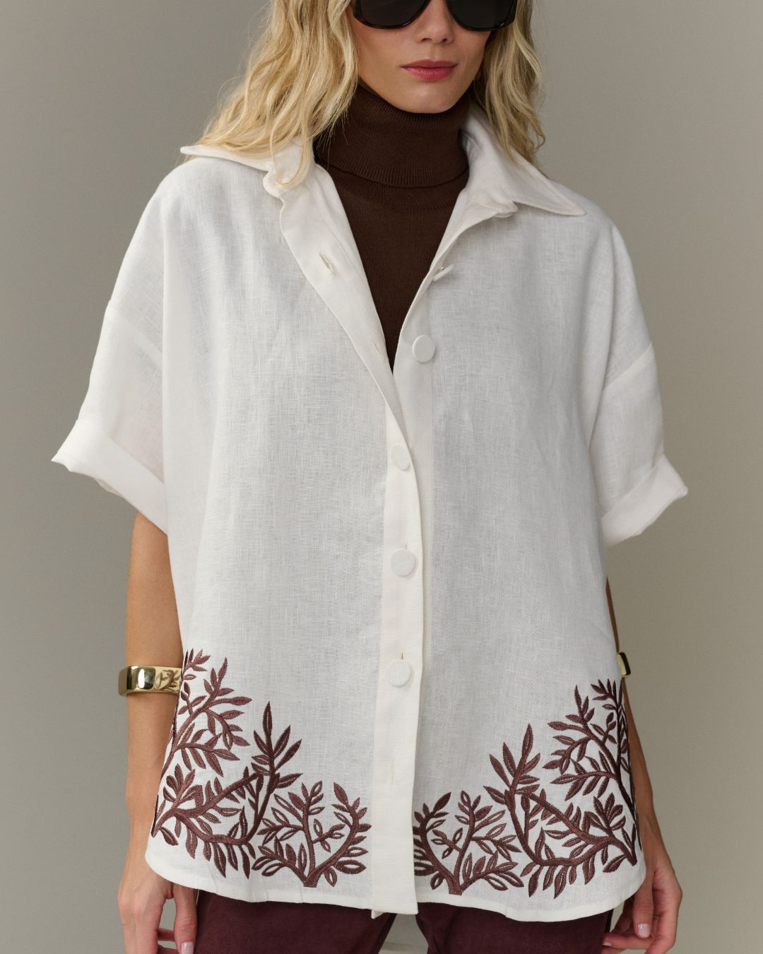 Camisa oversized branca com bordado de folhagens marrom na barra AMMIS