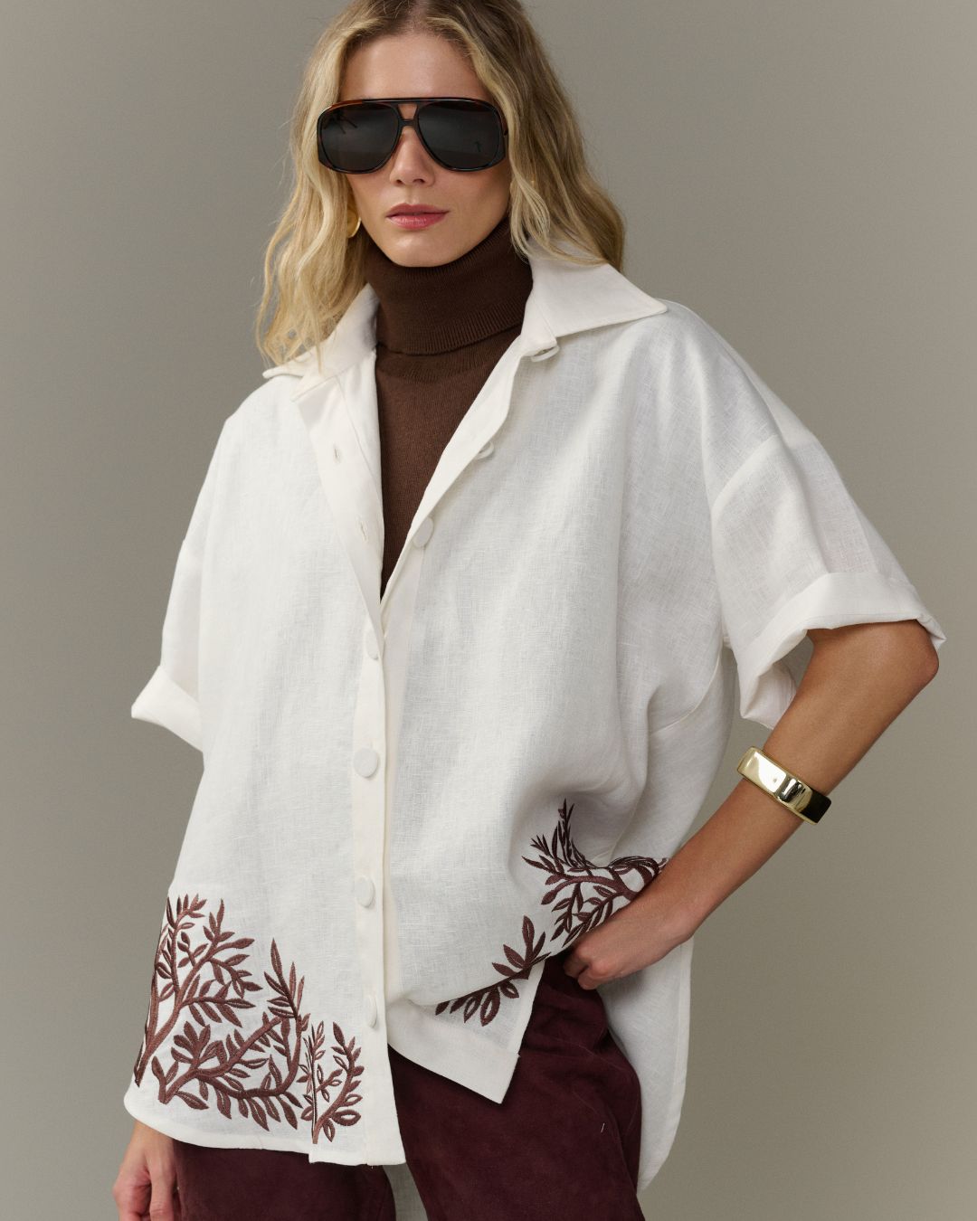 Camisa oversized branca com bordado de folhagens marrom na barra AMMIS
