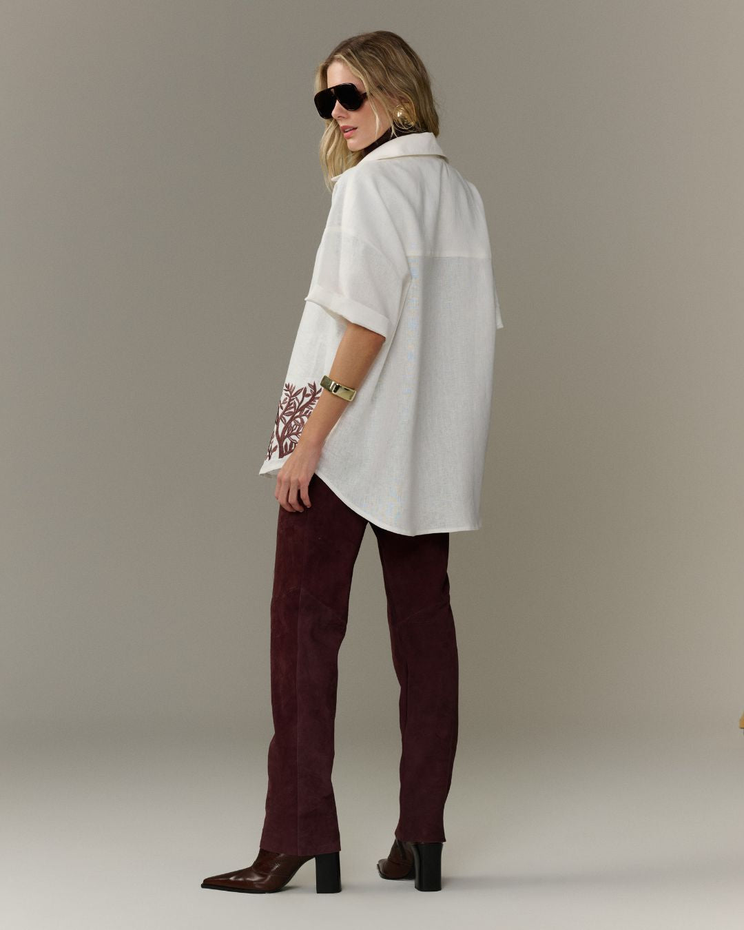 Camisa oversized branca com bordado de folhagens marrom na barra AMMIS