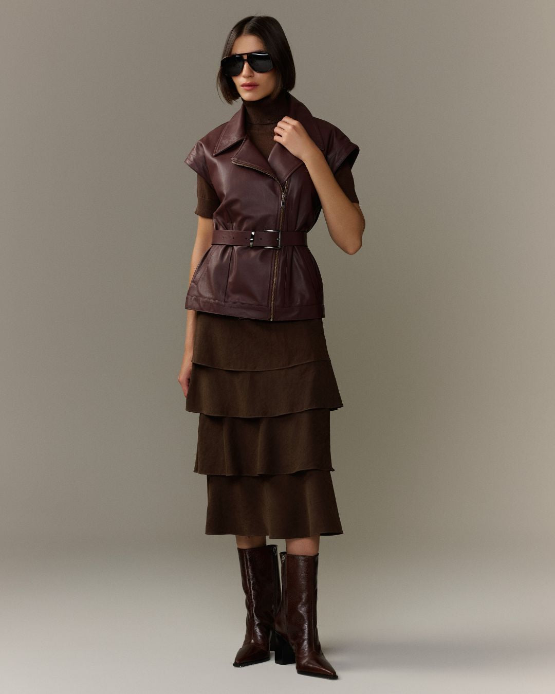 Colete feminino marrom em couro de cabra oversized com cinto