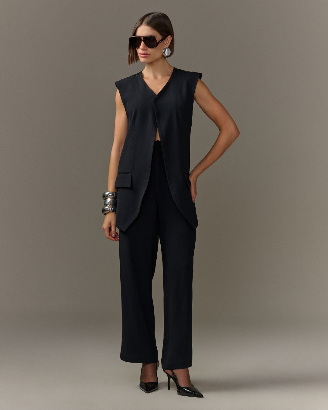 Colete feminino preto de alfaiataria oversized com frente transpassada AMMIS