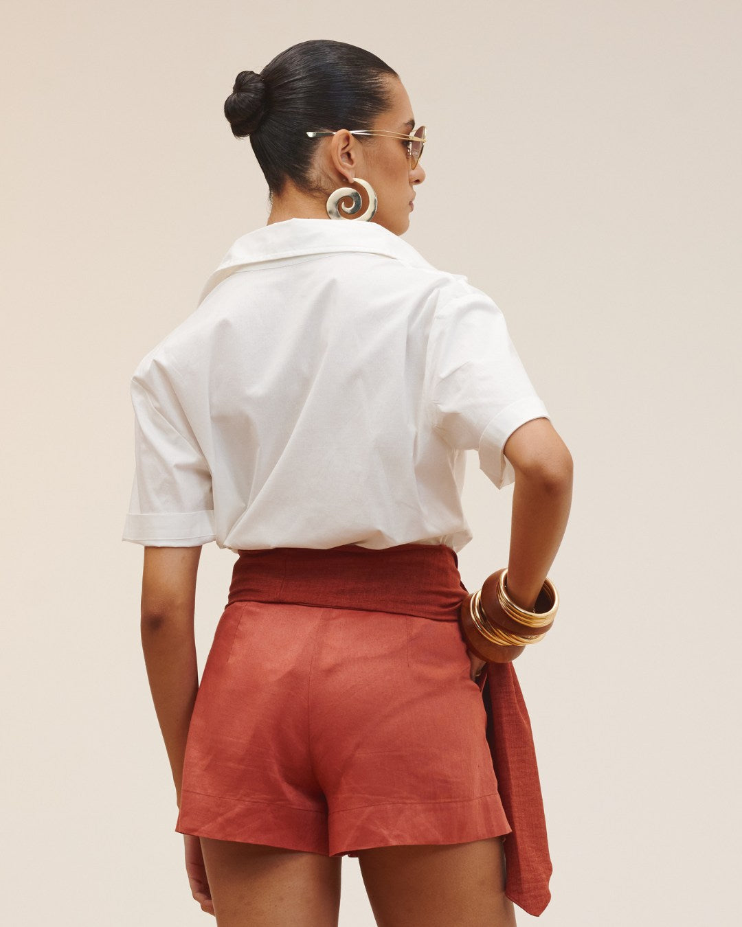Camisa feminina de modelagem tradicional com botões dourados personalizados AMMIS