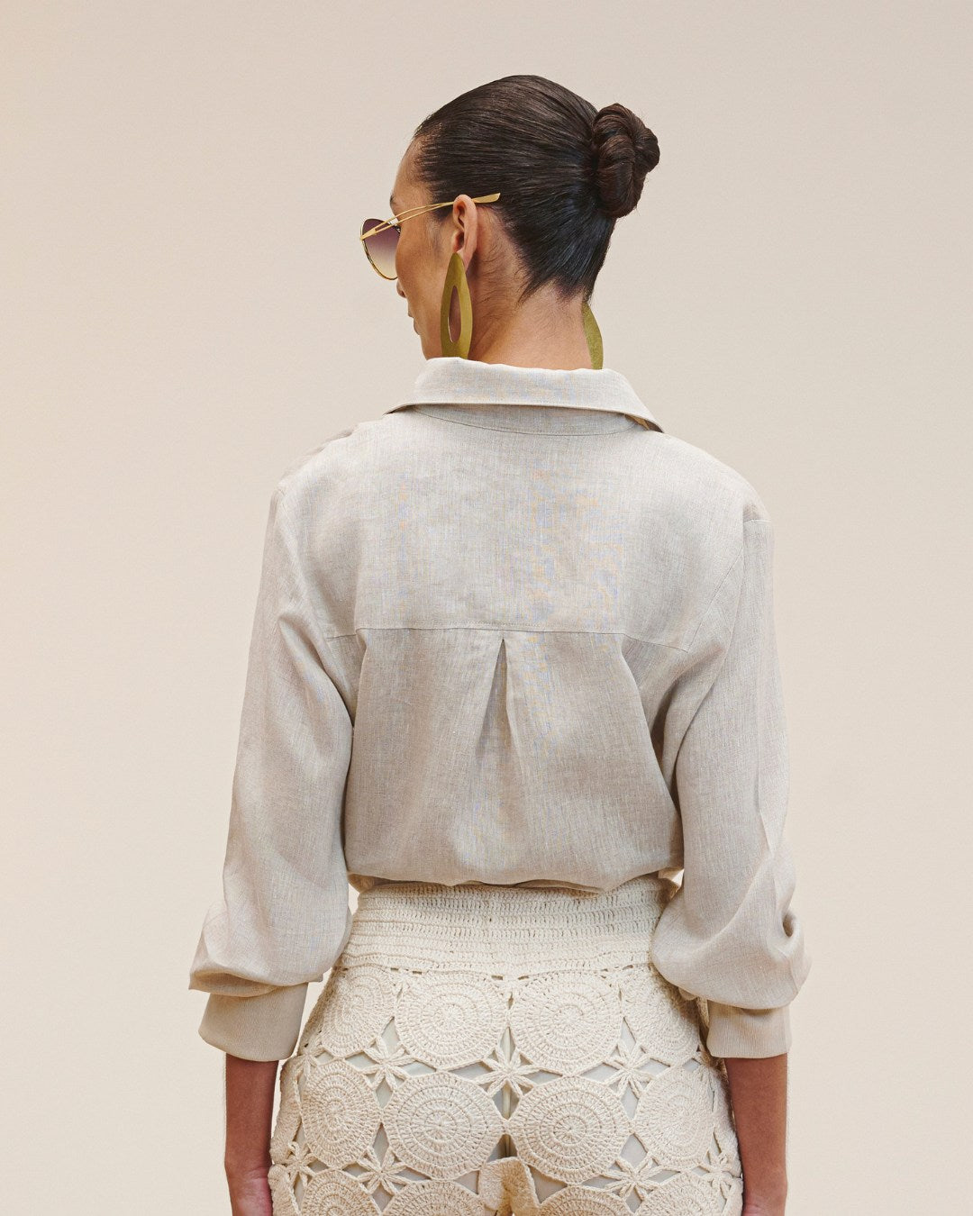 Camisa feminina off white 100% linho com mangas longas e punhos em ribana AMMIS