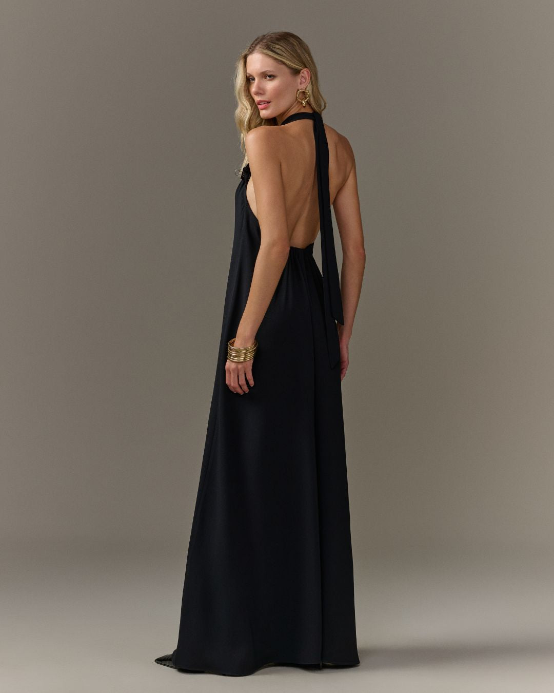 Vestido longo preto frente única com bordado manual em pedraria no colo AMMIS