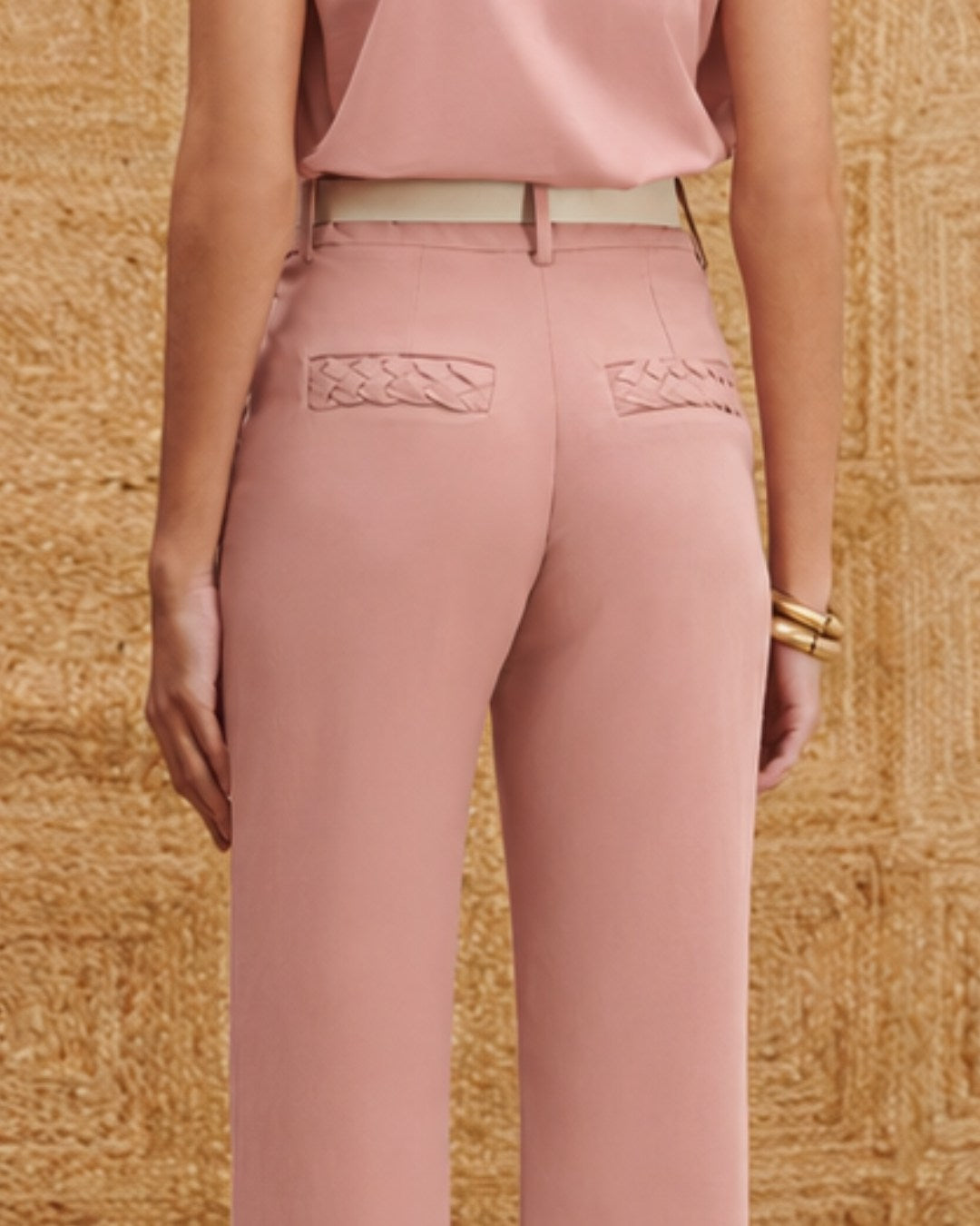 Calça feminina reta de alfaiataria rosa com cós e caimento estruturado