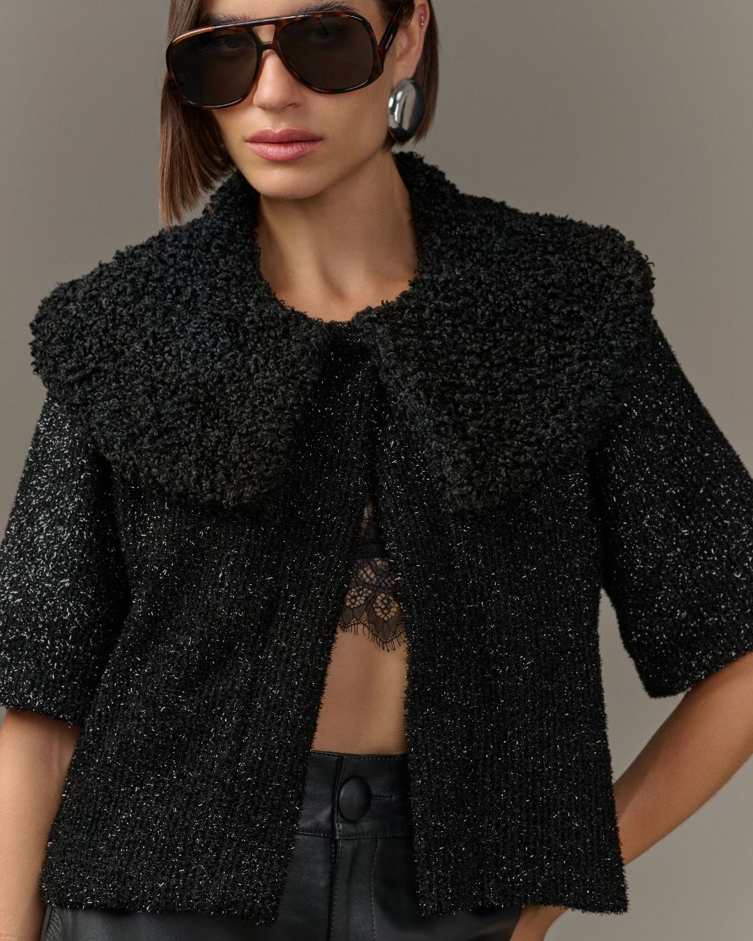 Casaqueto feminino preto de lurex texturizado com gola ampla e mangas curtas AMMIS