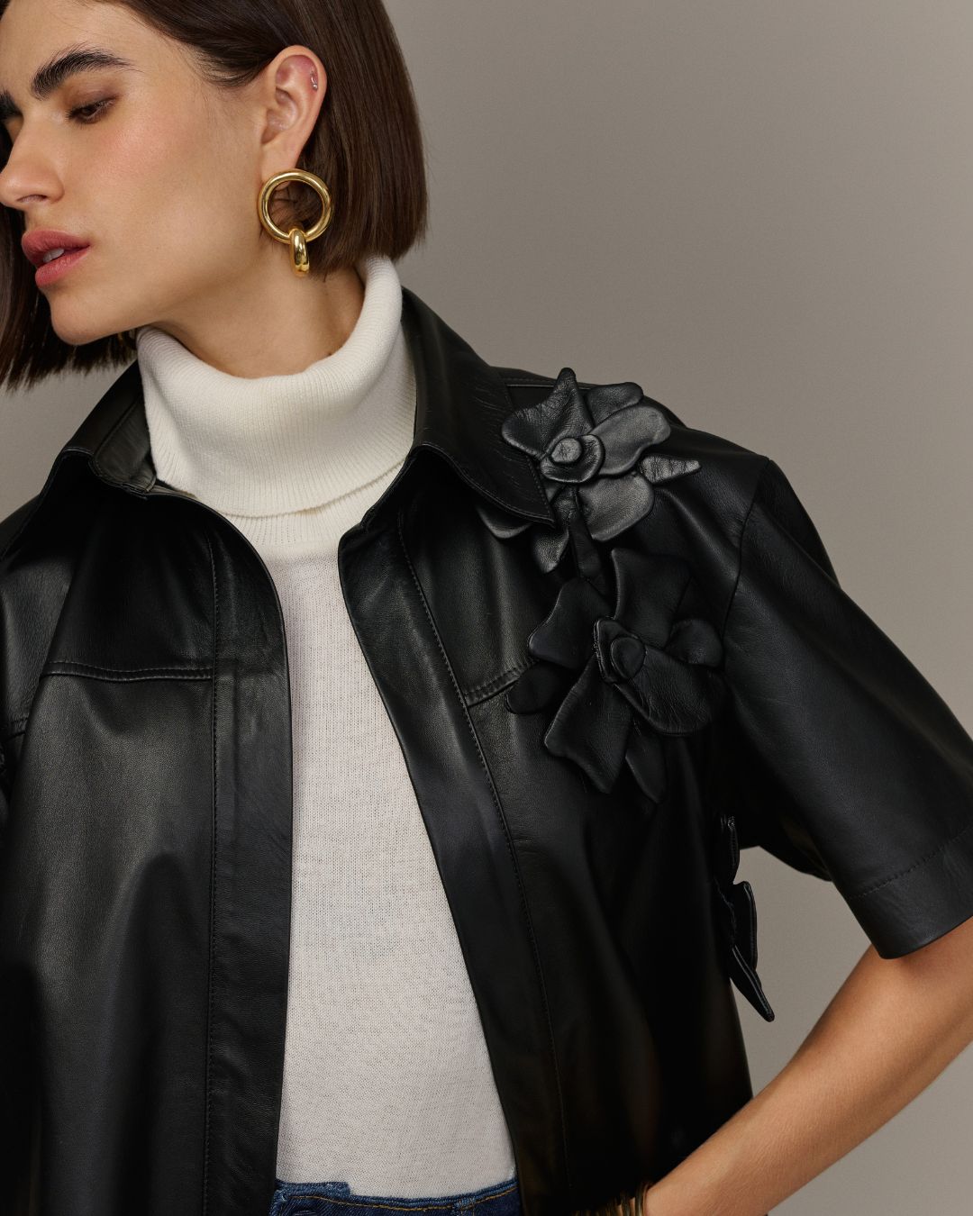 Camisa preta em couro de cabra com mangas curtas e aplicações de flores AMMIS