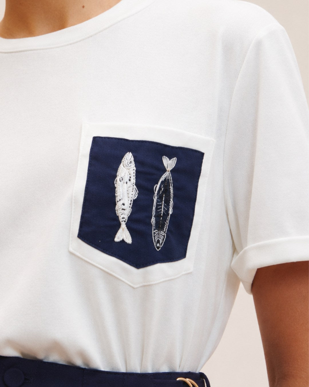 T-shirt feminina branca em malha Pima com bolso bordado