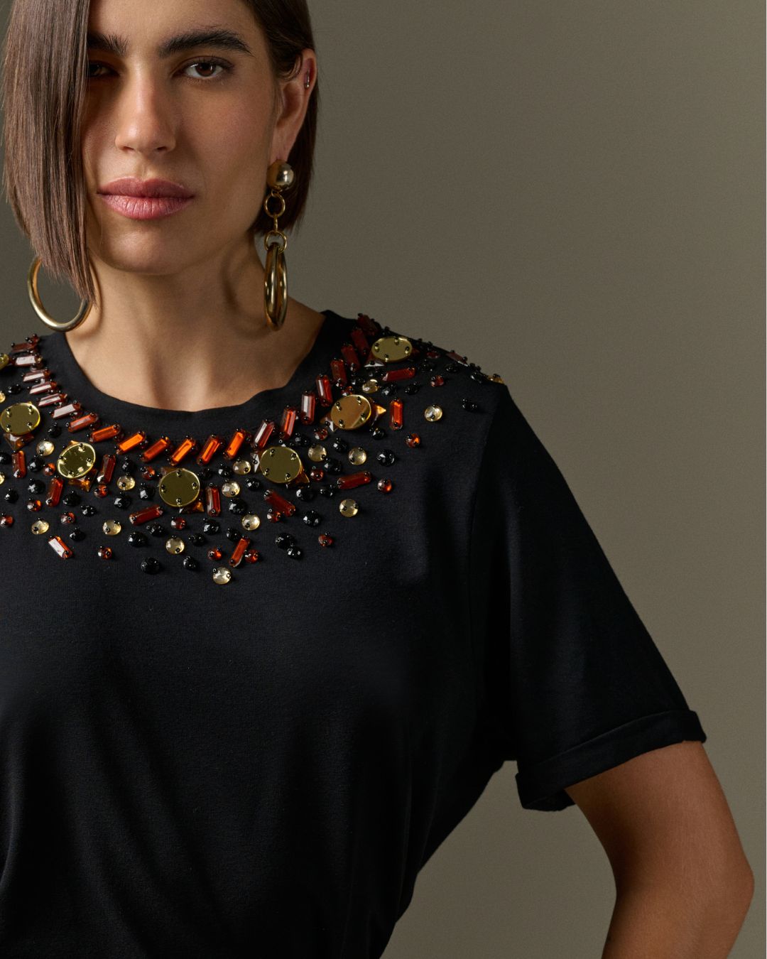 Blusa feminina preta com bordado de pedrarias e metais no decote AMMIS