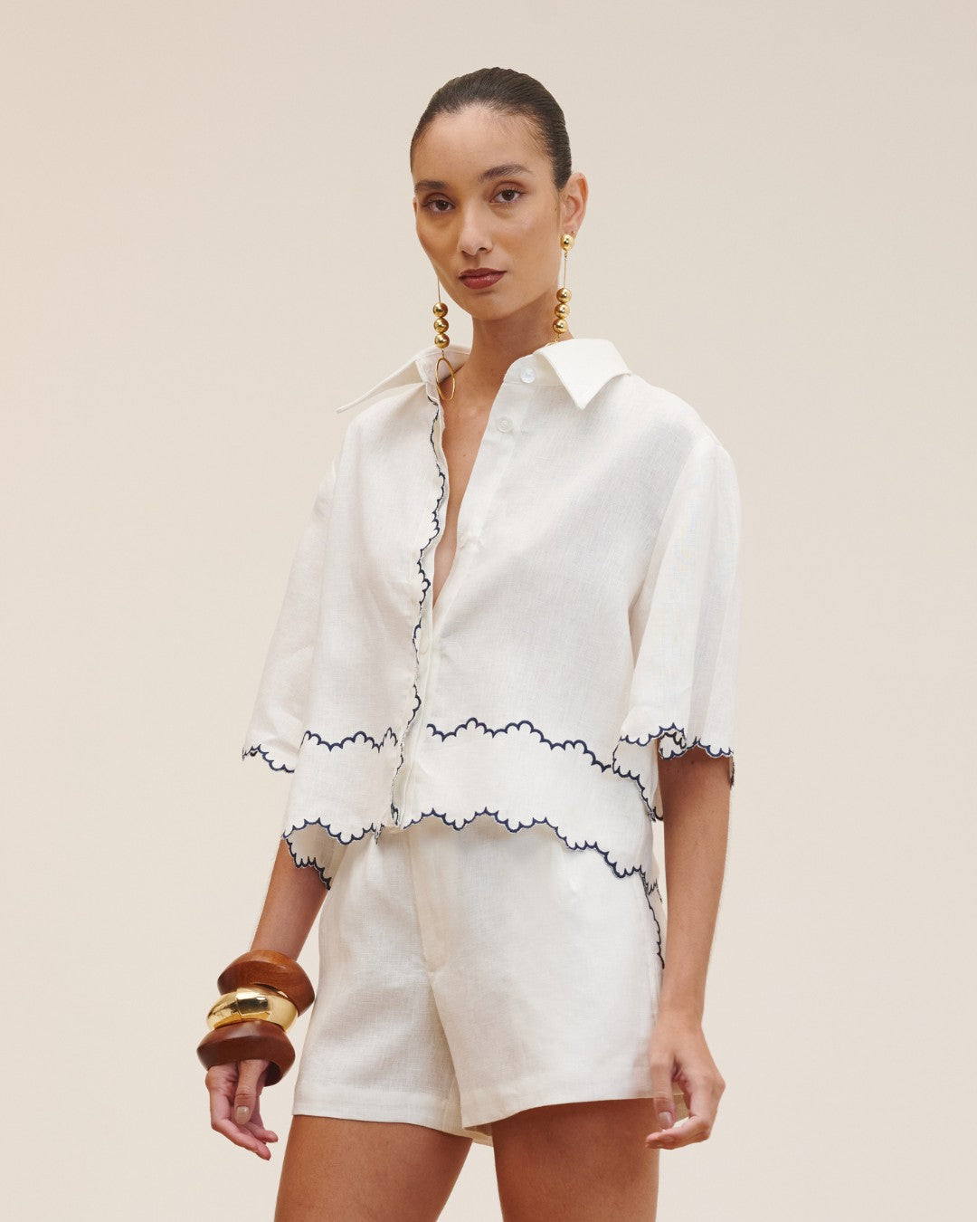 Camisa feminina 100% linho com bordado em contraste e mangas amplas AMMIS