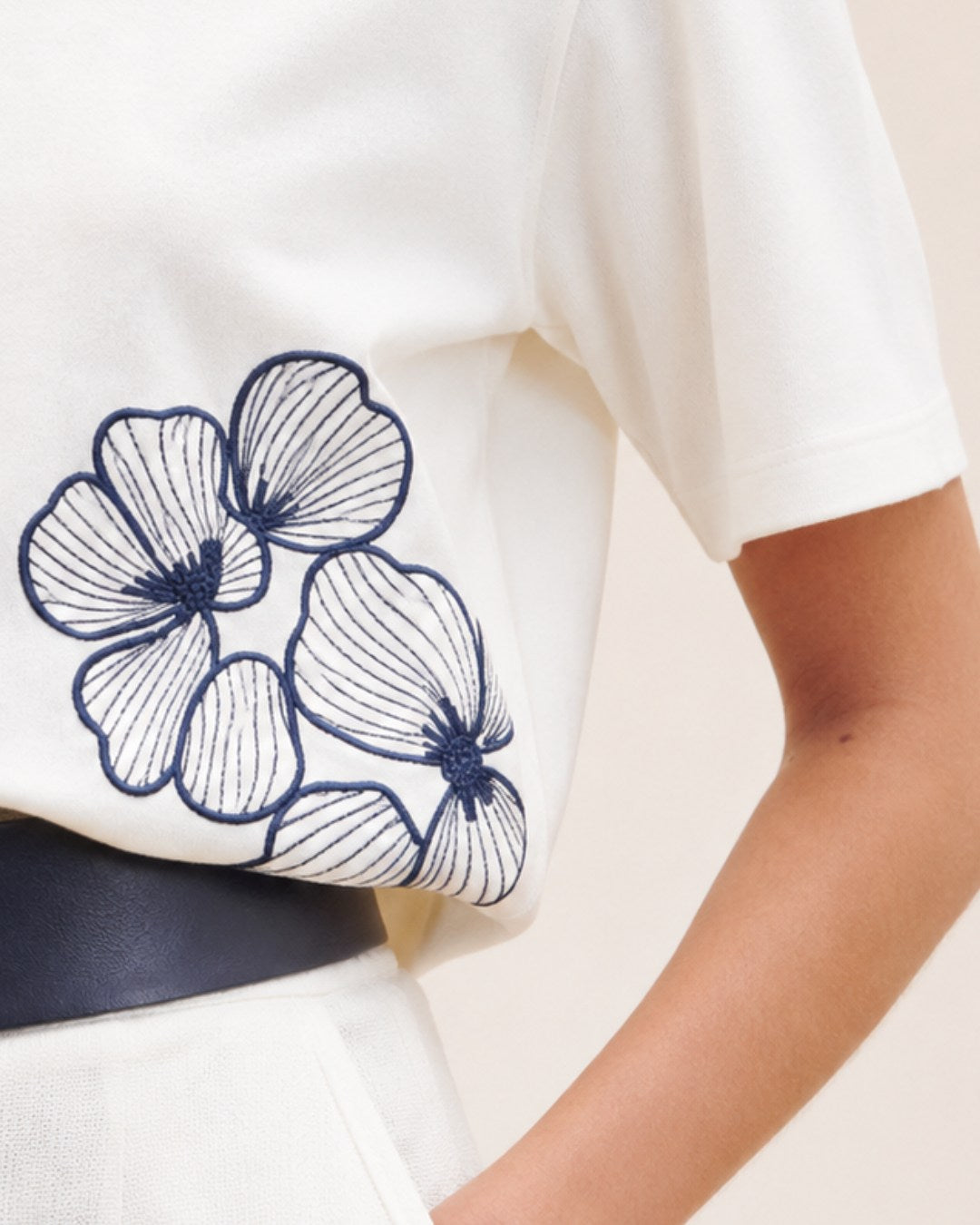 T-shirt feminina branca em algodão Pima com bordado floral azul-marinho AMMIS