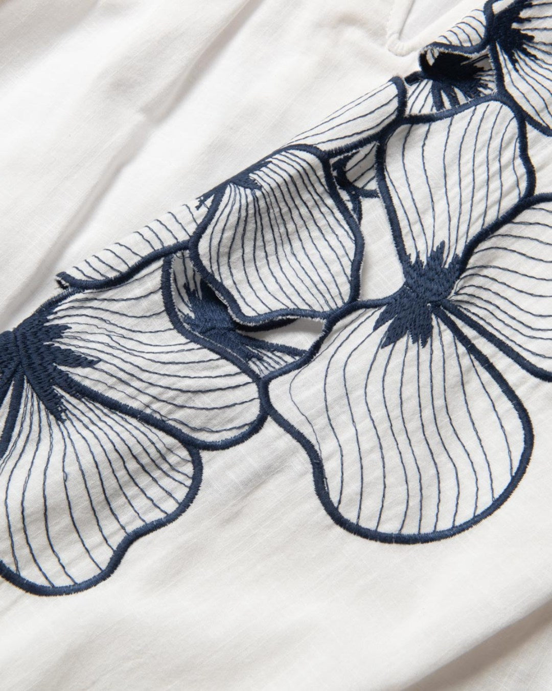 Blusa feminina branca com mangas bordadas e decote V AMMIS