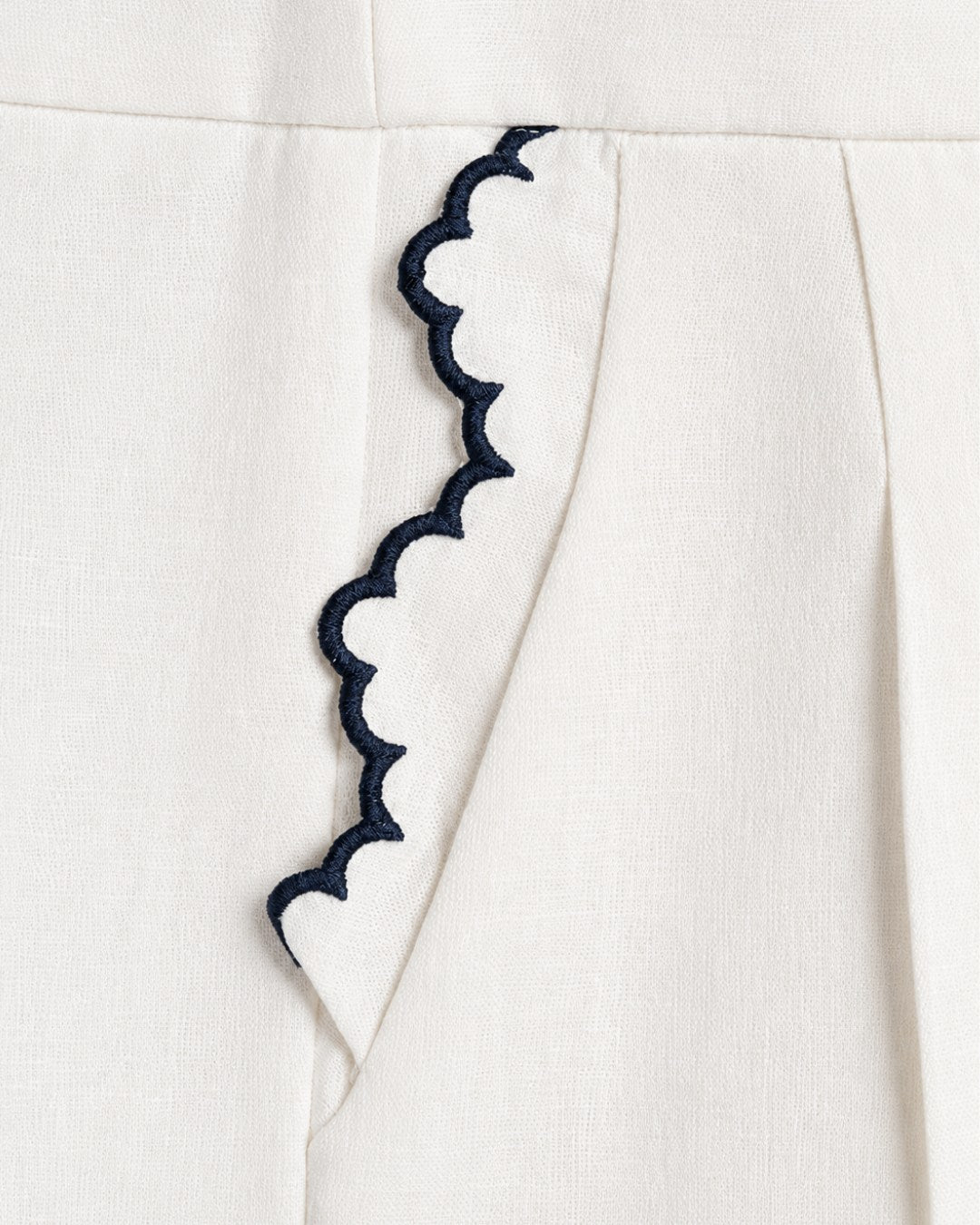 Calça pantalona feminina 100% linho com bordado lateral em contraste AMMIS