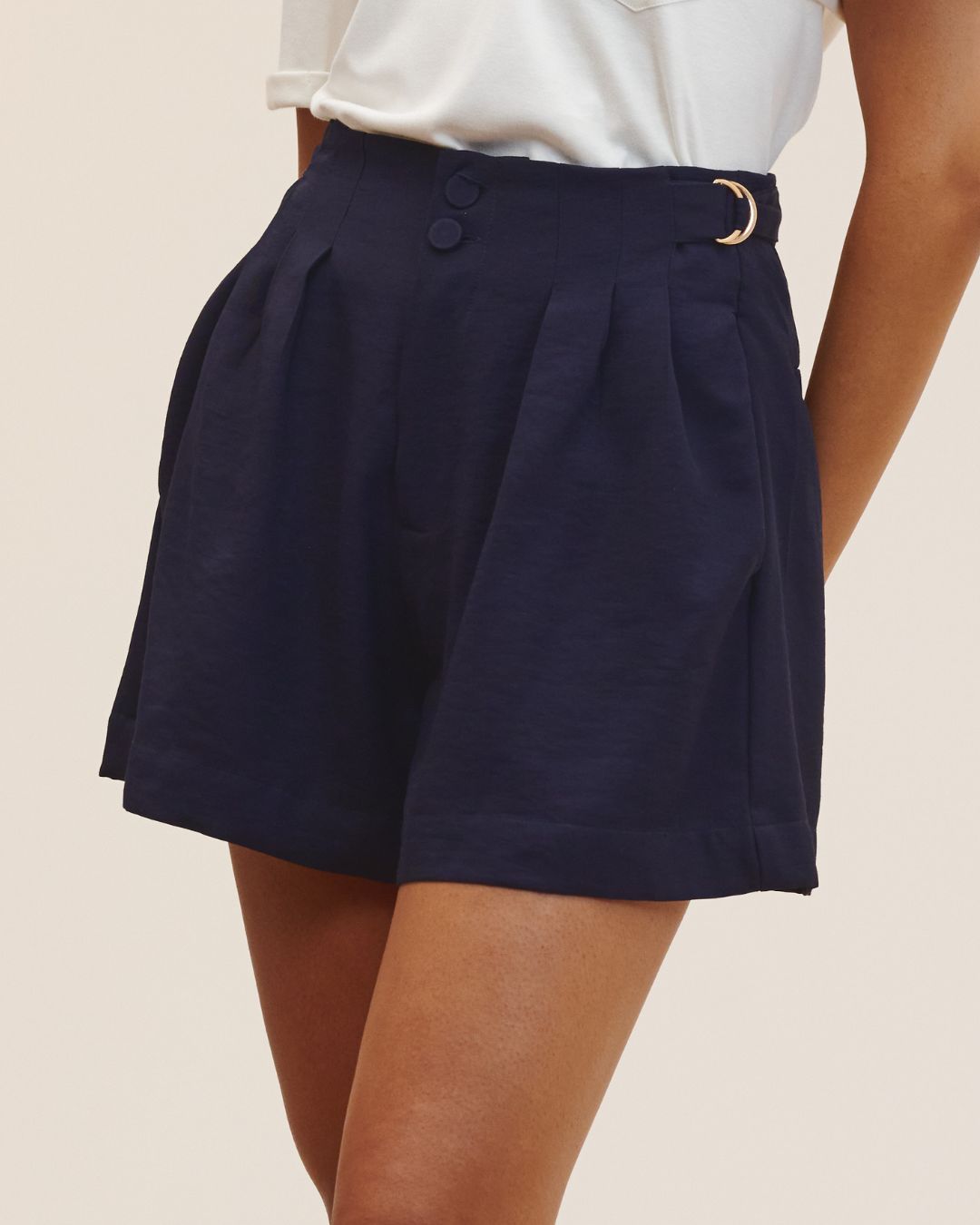 Short clochard feminino azul marinho de cintura alta com pregas AMMIS