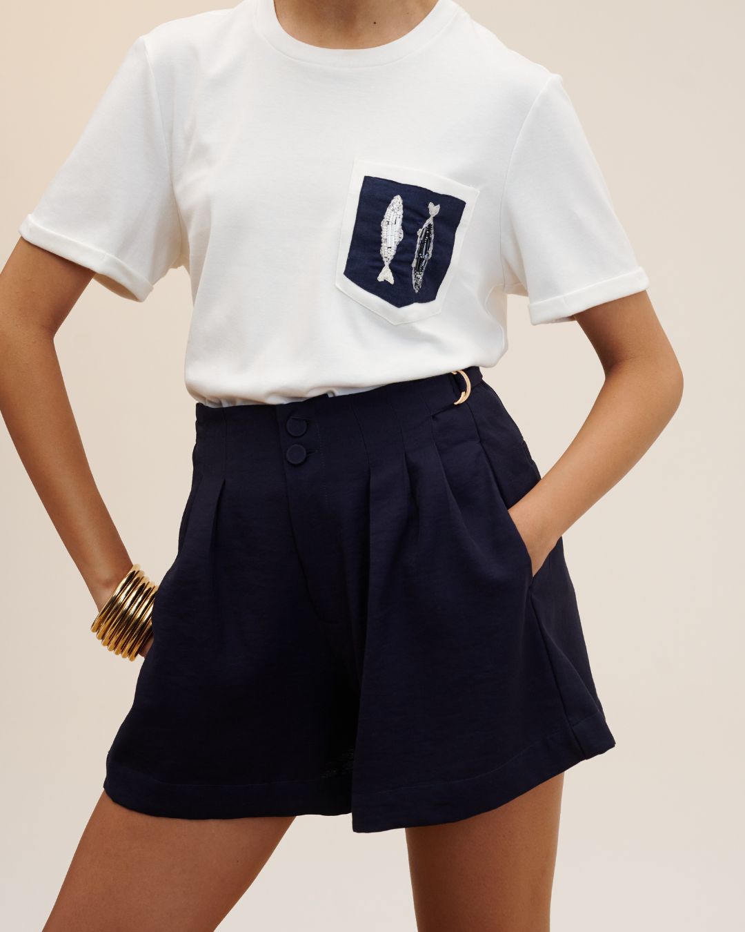 Short clochard feminino azul marinho de cintura alta com pregas AMMIS