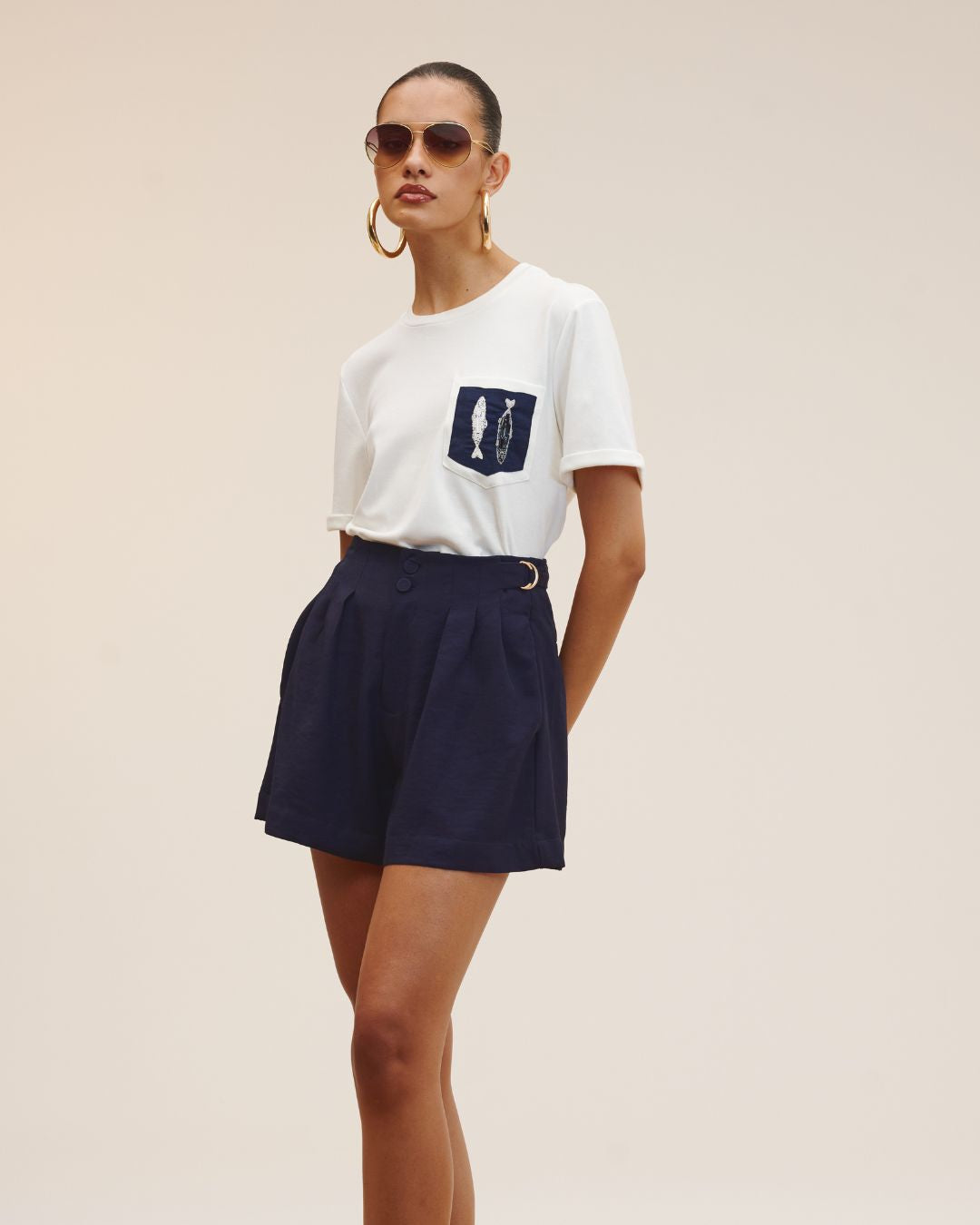 Short clochard feminino azul marinho de cintura alta com pregas AMMIS