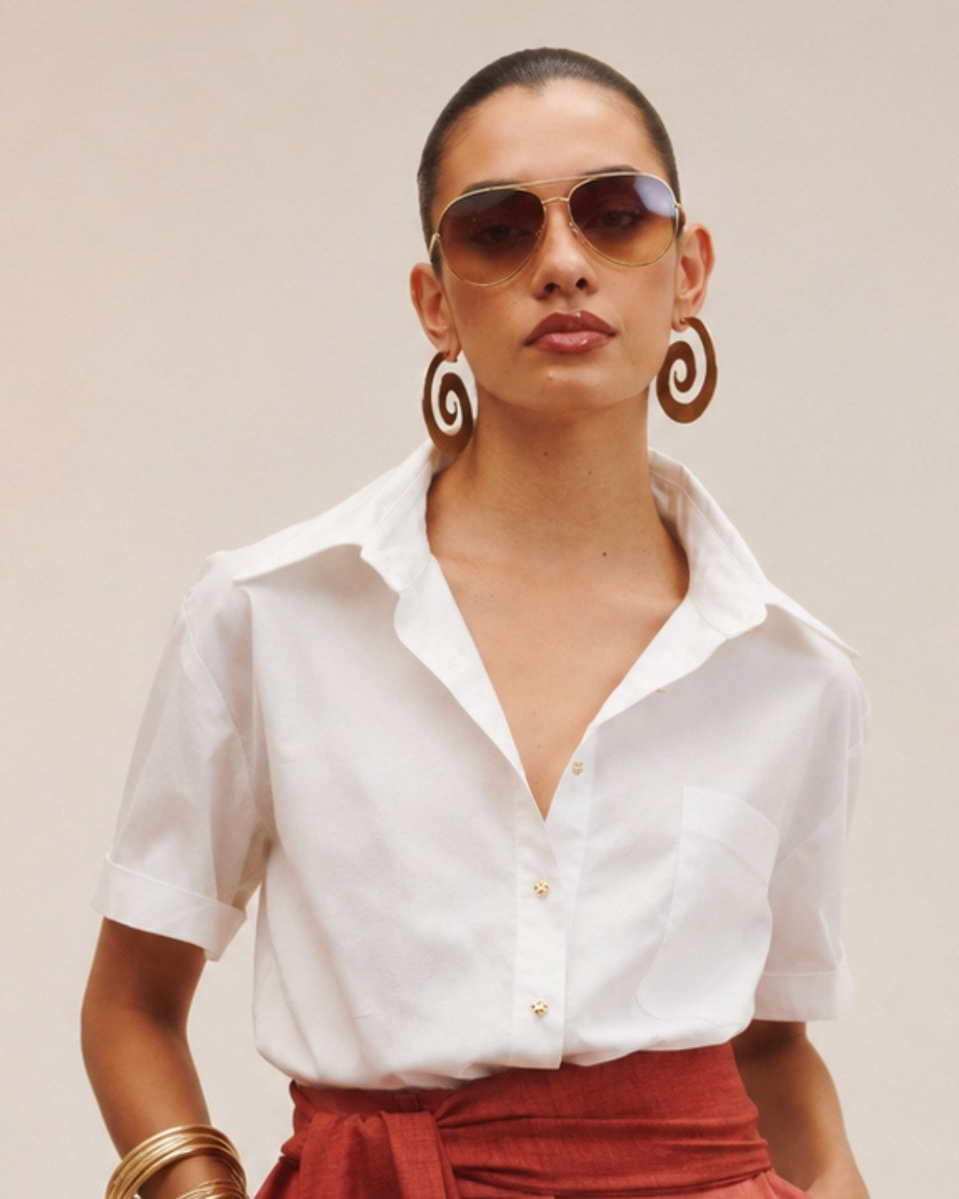 Camisa feminina de modelagem tradicional com botões dourados personalizados AMMIS