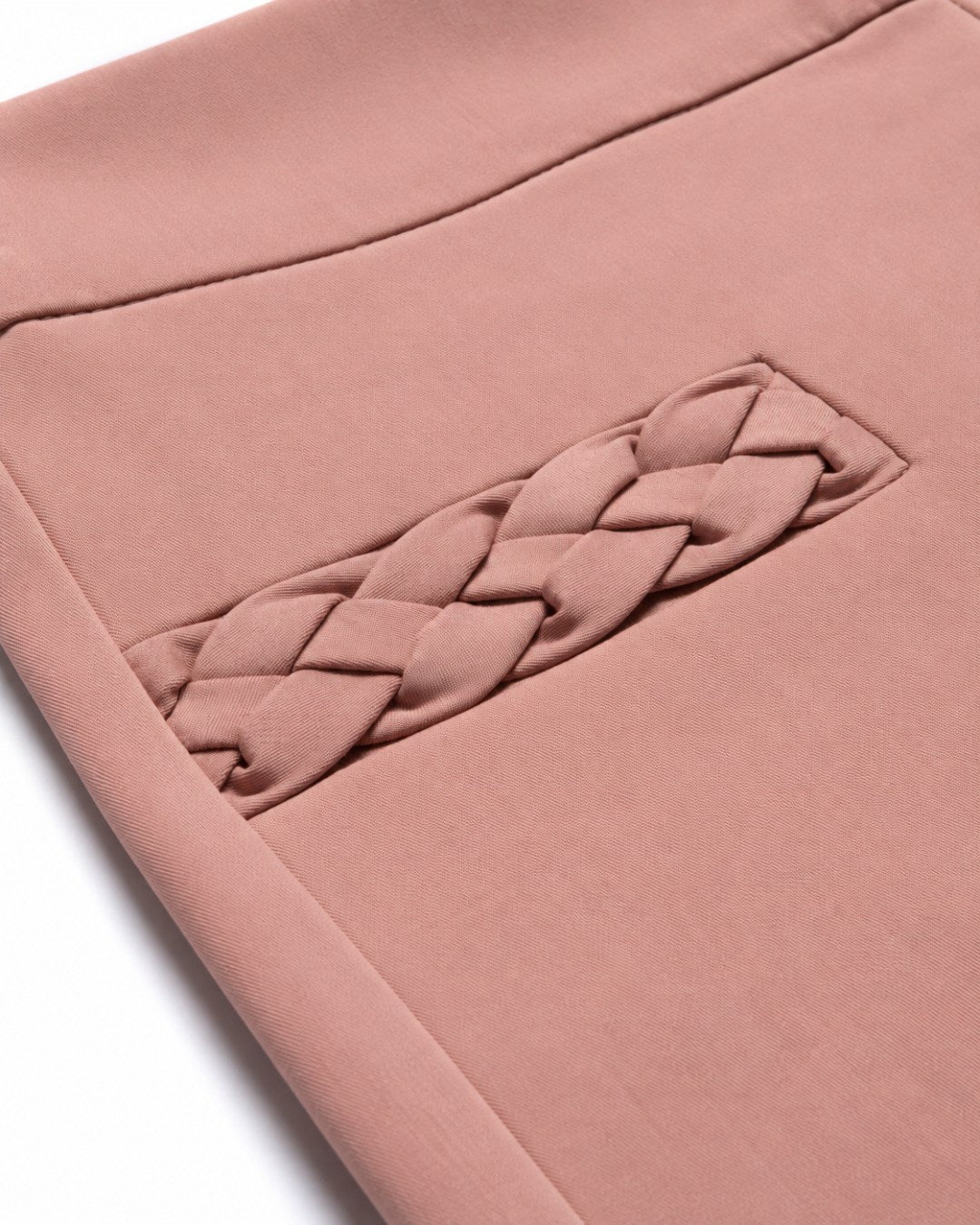 Short feminino de alfaiataria com detalhe trançado nos bolsos frontais