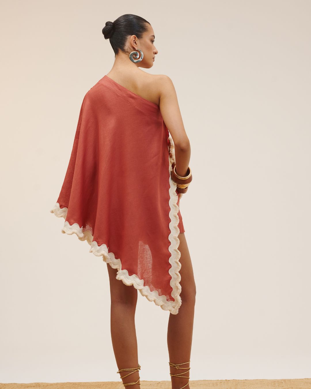Echarpe feminina 100% linho com modelagem assimétrica AMMIS