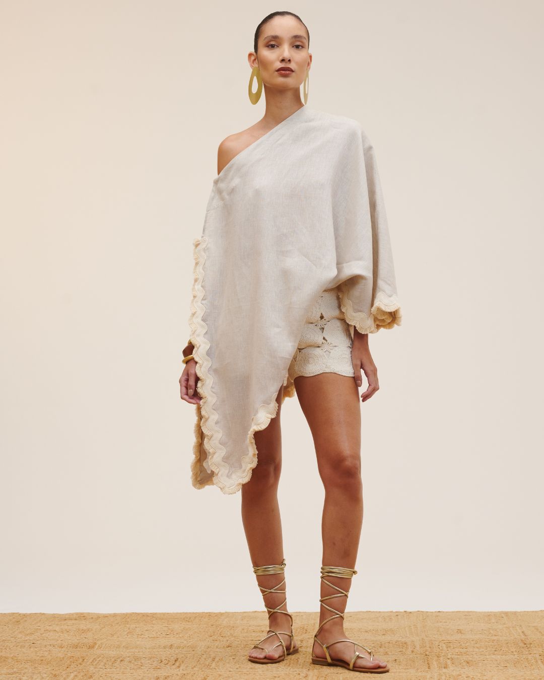 Echarpe feminina off white 100% linho com modelagem assimétrica AMMIS
