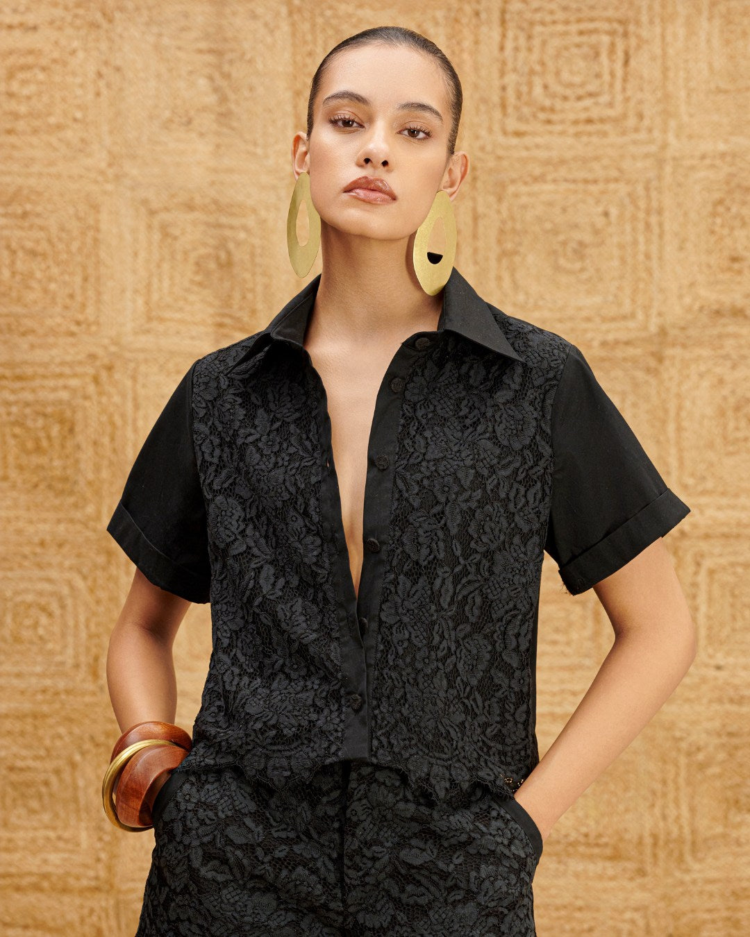 Camisa feminina preta com renda francesa frontal, gola tradicional e mangas curtas