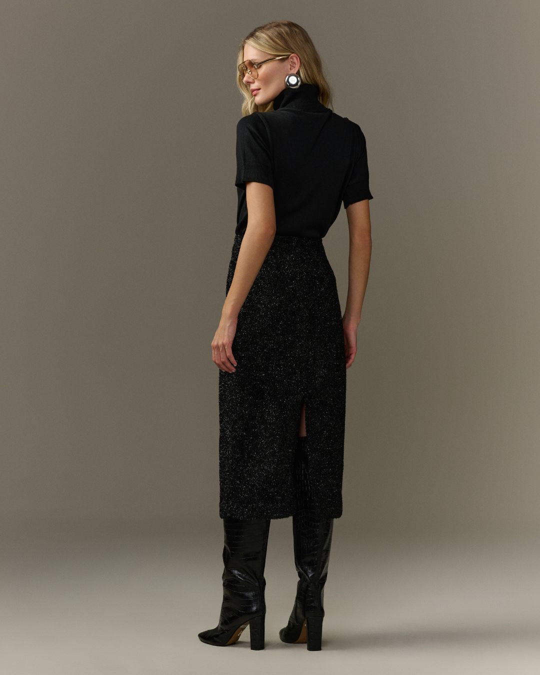 Saia midi feminina preta de lurex com textura brilhante AMMIS