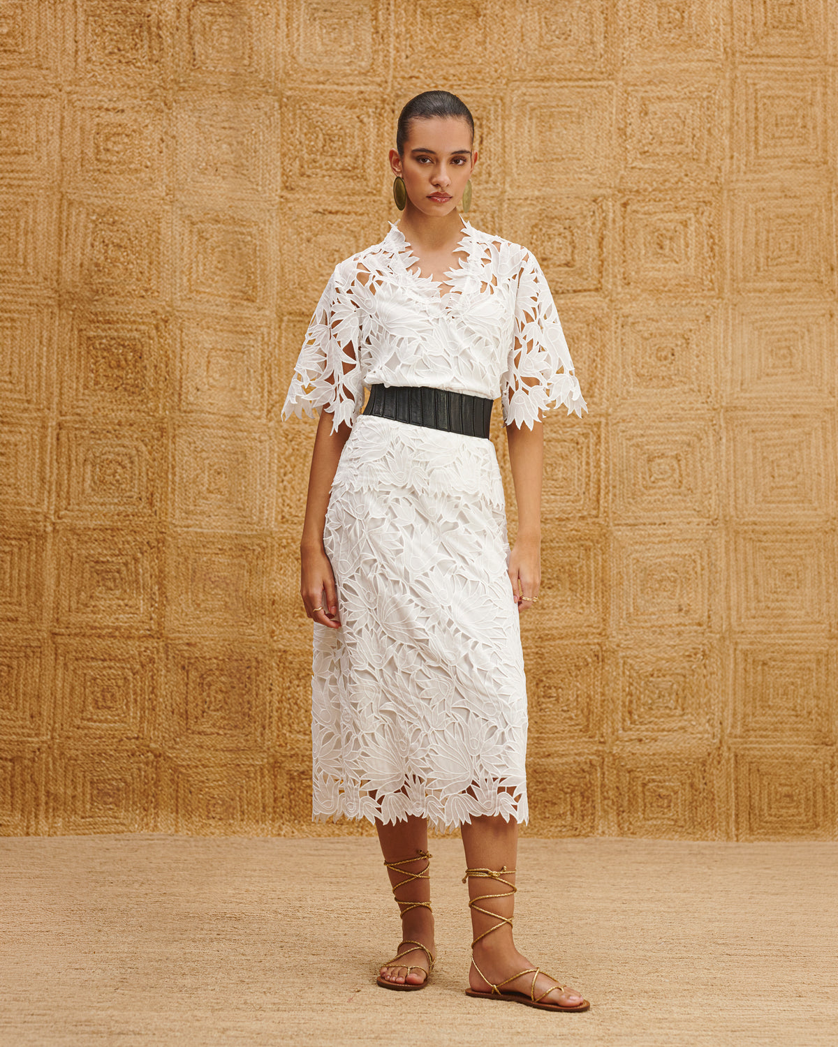 Saia midi feminina em renda floral com barra recortada AMMIS