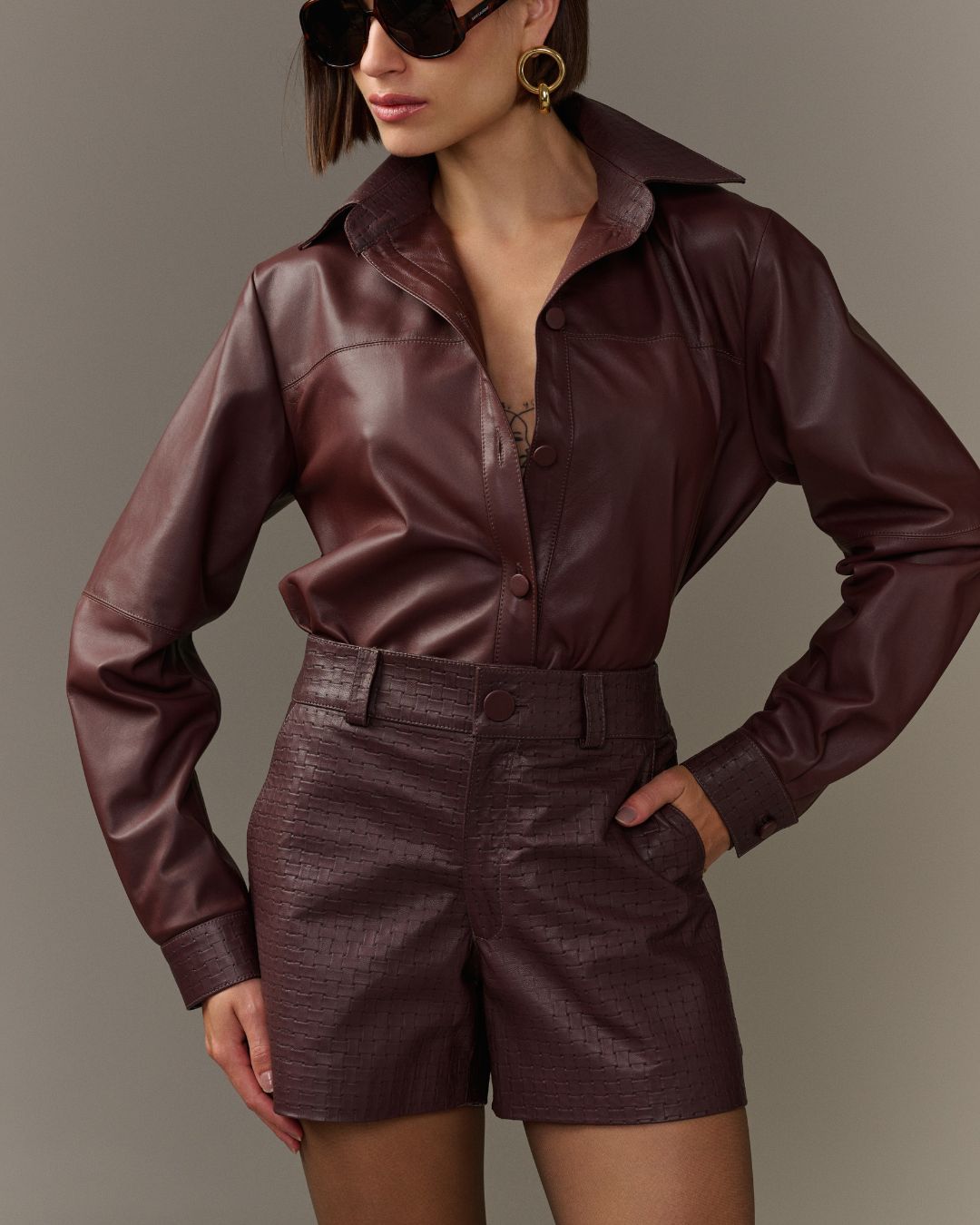 Short feminino marrom em couro de cabra tressê com modelagem reta e cós anatômico AMMIS