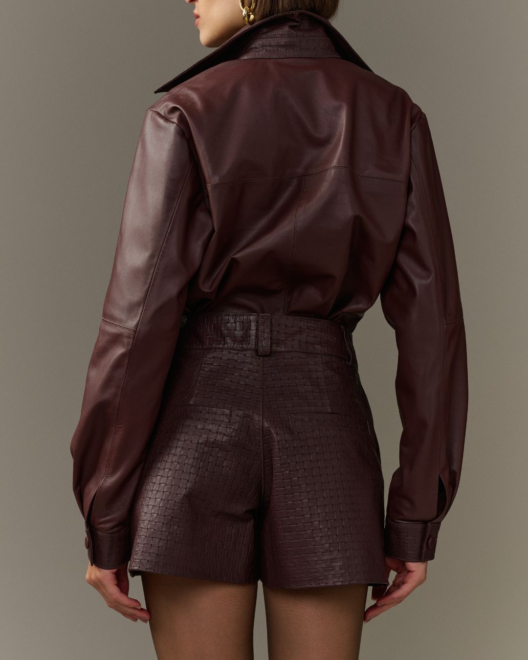 Short feminino marrom em couro de cabra tressê com modelagem reta e cós anatômico AMMIS