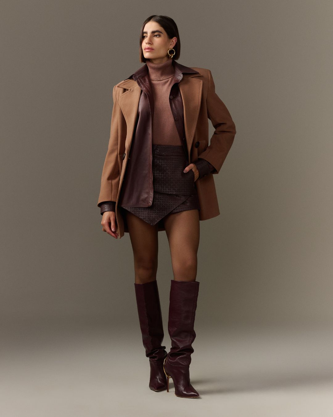 Short saia feminino marrom em couro tressê com recorte assimétrico estilo envelope AMMIS