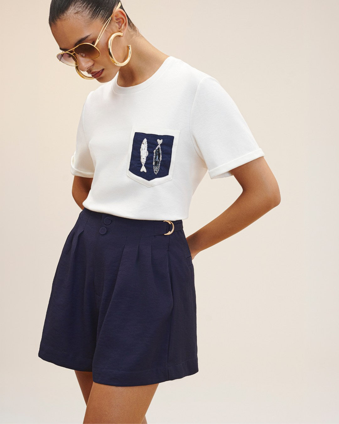 T-shirt feminina branca em malha Pima com bolso bordado