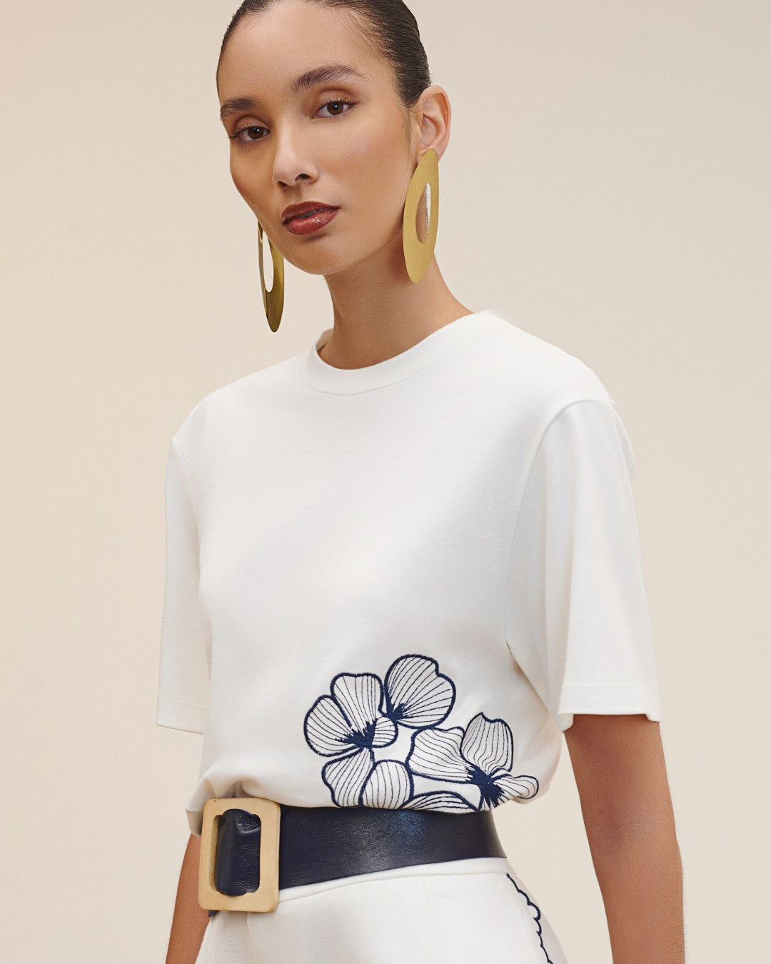 T-shirt feminina branca em algodão Pima com bordado floral azul-marinho AMMIS