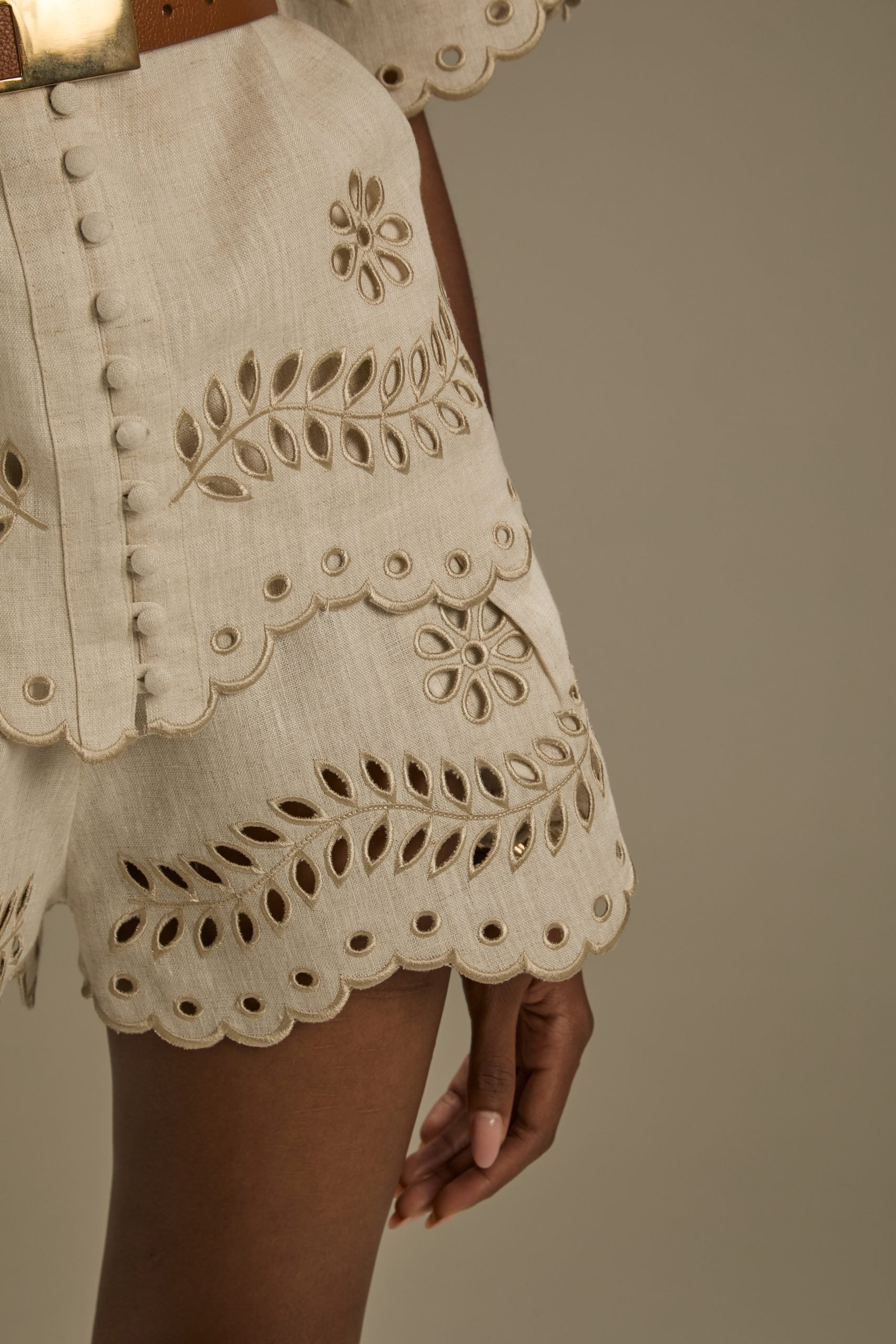 Short Astrid Puro Linho Nature Ammis Moda