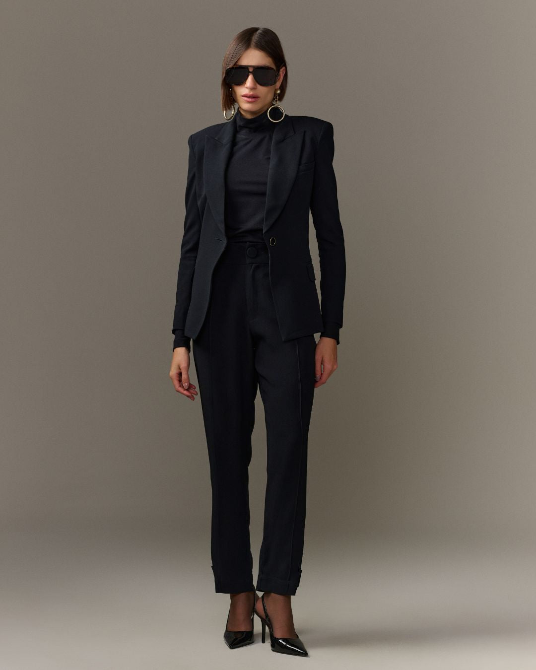 Blazer feminino de alfaiataria com detalhes metálicos dourados nos punhos AMMIS