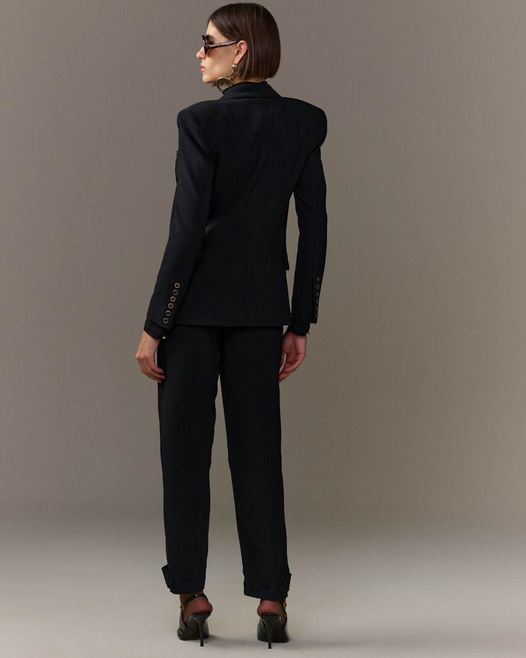 Blazer feminino de alfaiataria com detalhes metálicos dourados nos punhos AMMIS